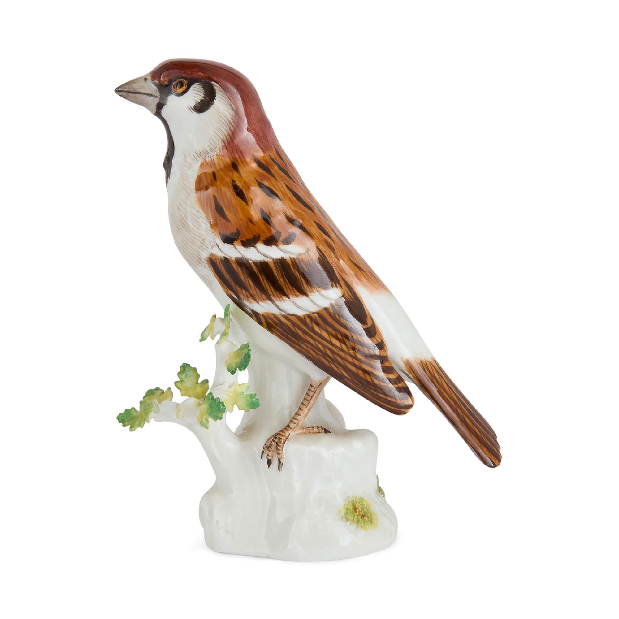 Set di tre figure di uccelli in porcellana tedesca di Meissen Porcelain
Tedesco, 20° secolo
Il più grande (gazza): Altezza 21 cm, larghezza 10 cm, profondità 5 cm.

Questo squisito trio di statuette di uccelli testimonia l'eccezionale maestria della