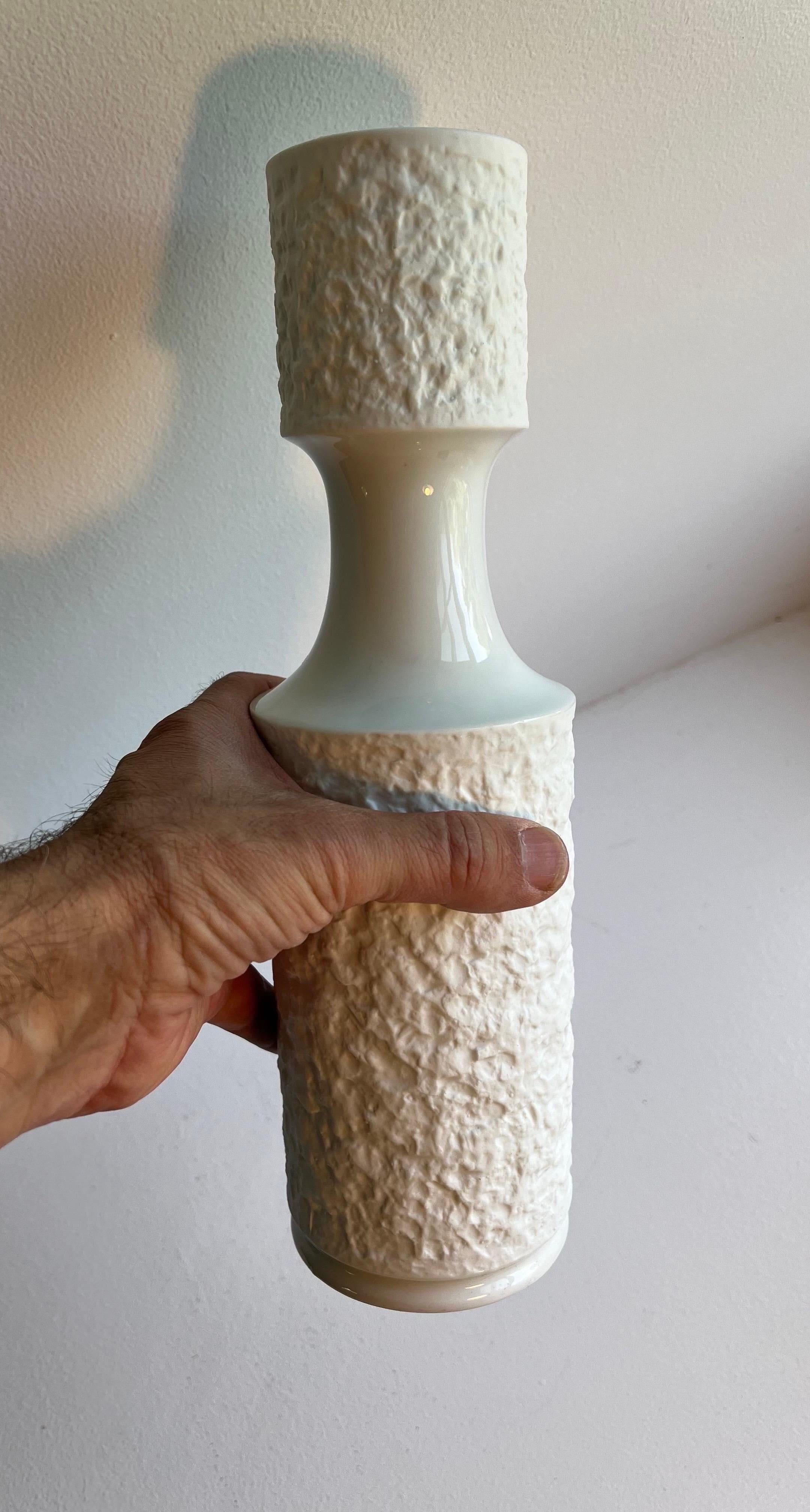 Ensemble de trois vases allemands en porcelaine texturée d'époque en vente 3