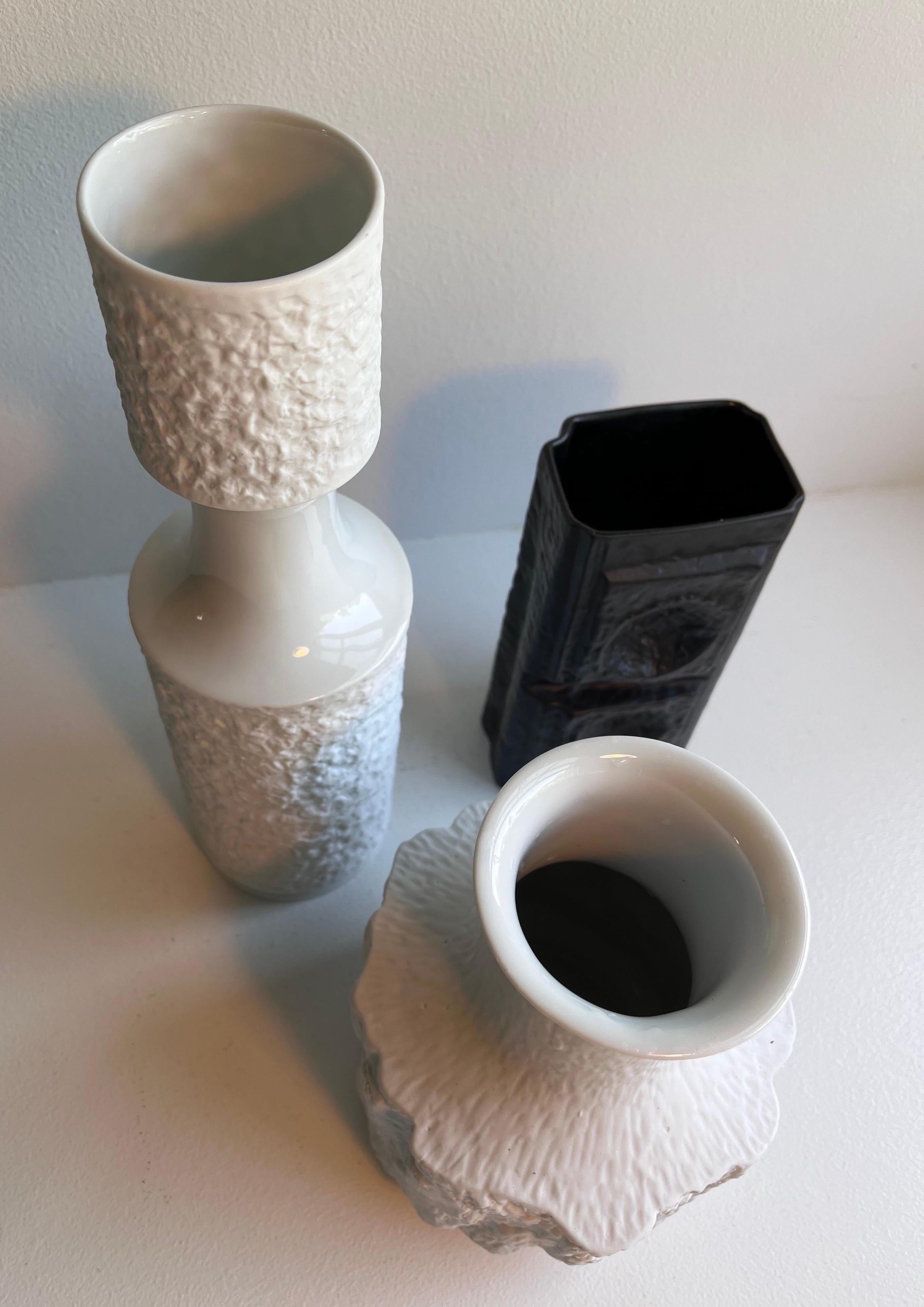 Satz von drei deutschen Vintage Vasen aus strukturiertem Porzellan (Ende des 20. Jahrhunderts) im Angebot