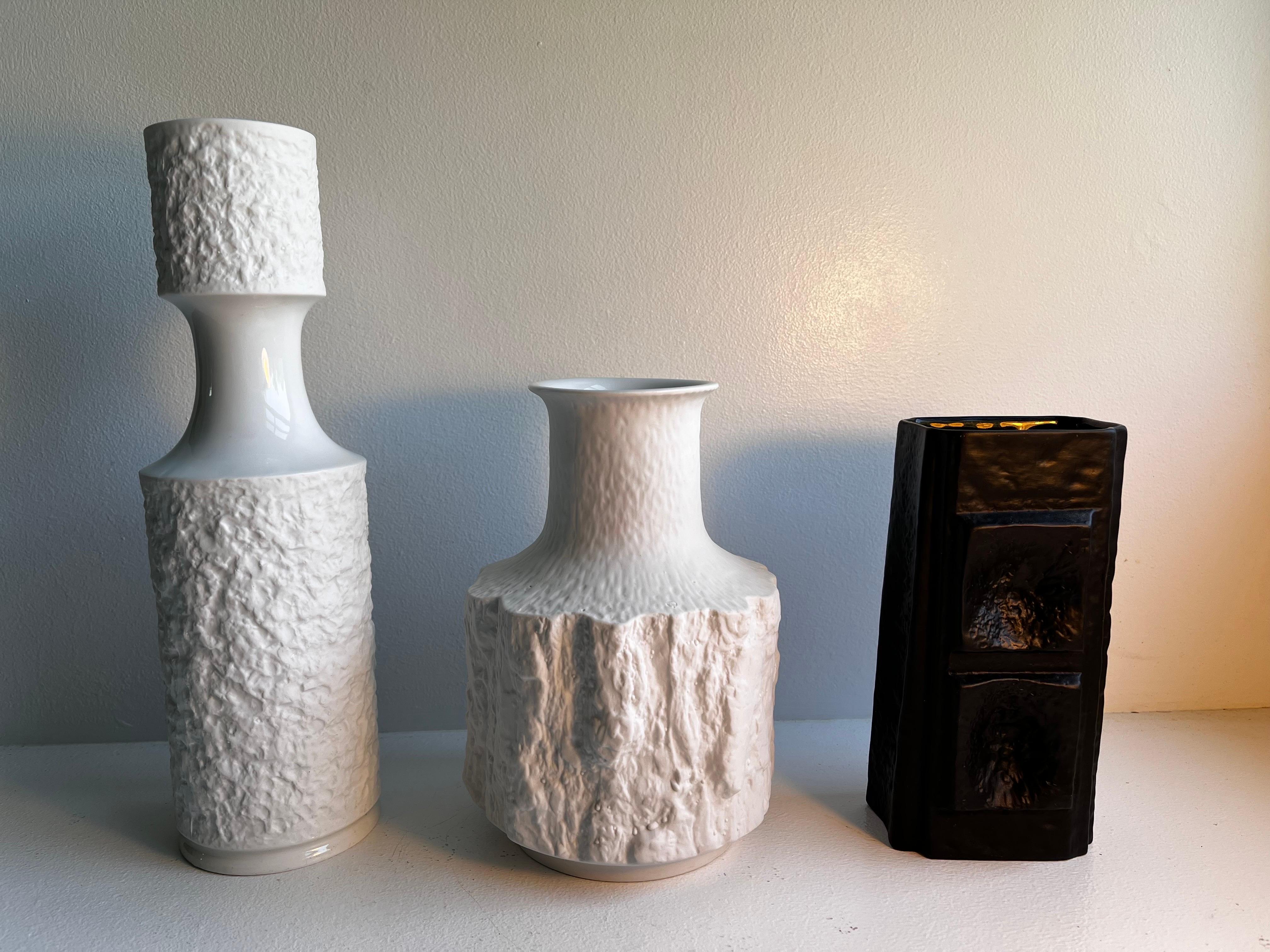 Satz von drei deutschen Vintage Vasen aus strukturiertem Porzellan im Angebot 1