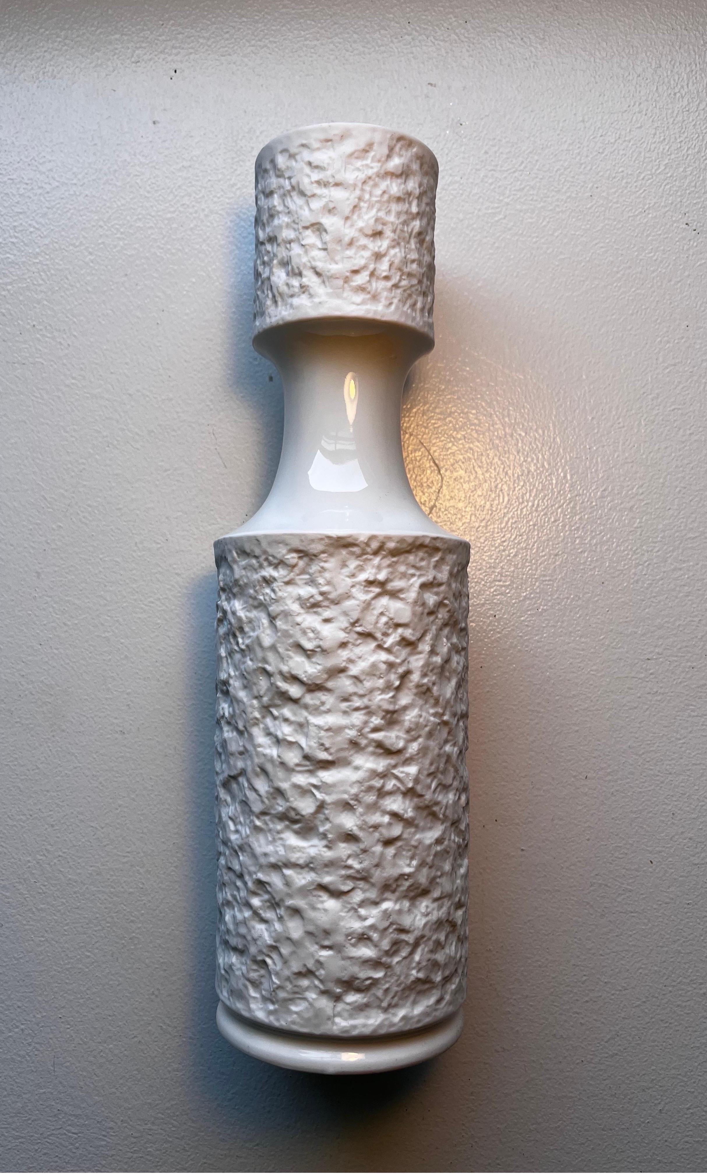 Ensemble de trois vases allemands en porcelaine texturée d'époque en vente 2