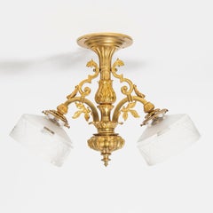 Satz von drei vergoldeten Bronze und geschliffenem Glas flush mount. Signiert J. Stone. England.