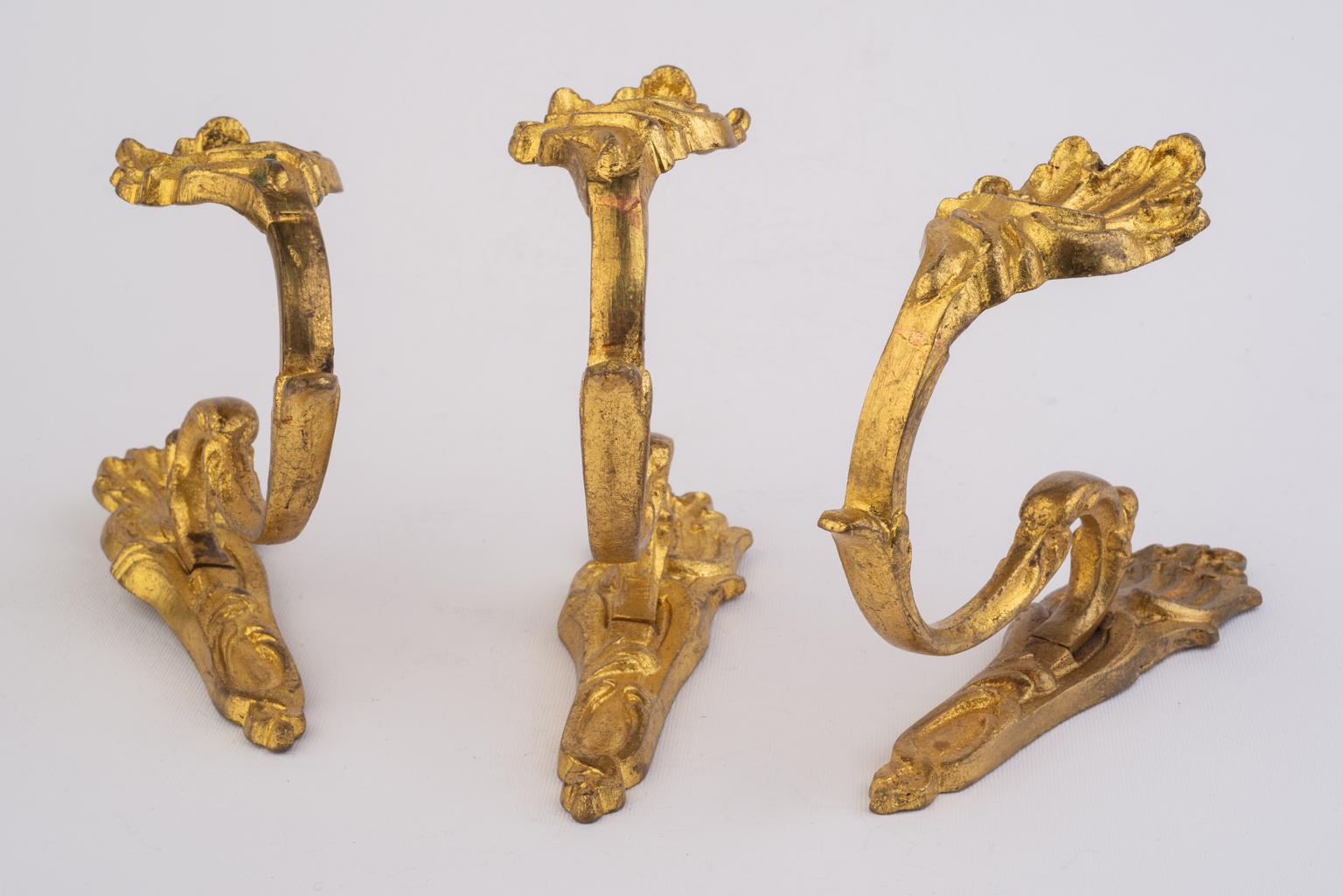 Elegant set of three bronze curtain tie-backs in Rococo style: They are richley decorated. Very elegant for your curtains.
They are gilded with galvanic process and can be used also for belts or scarfs.

ref. O/6775.

  