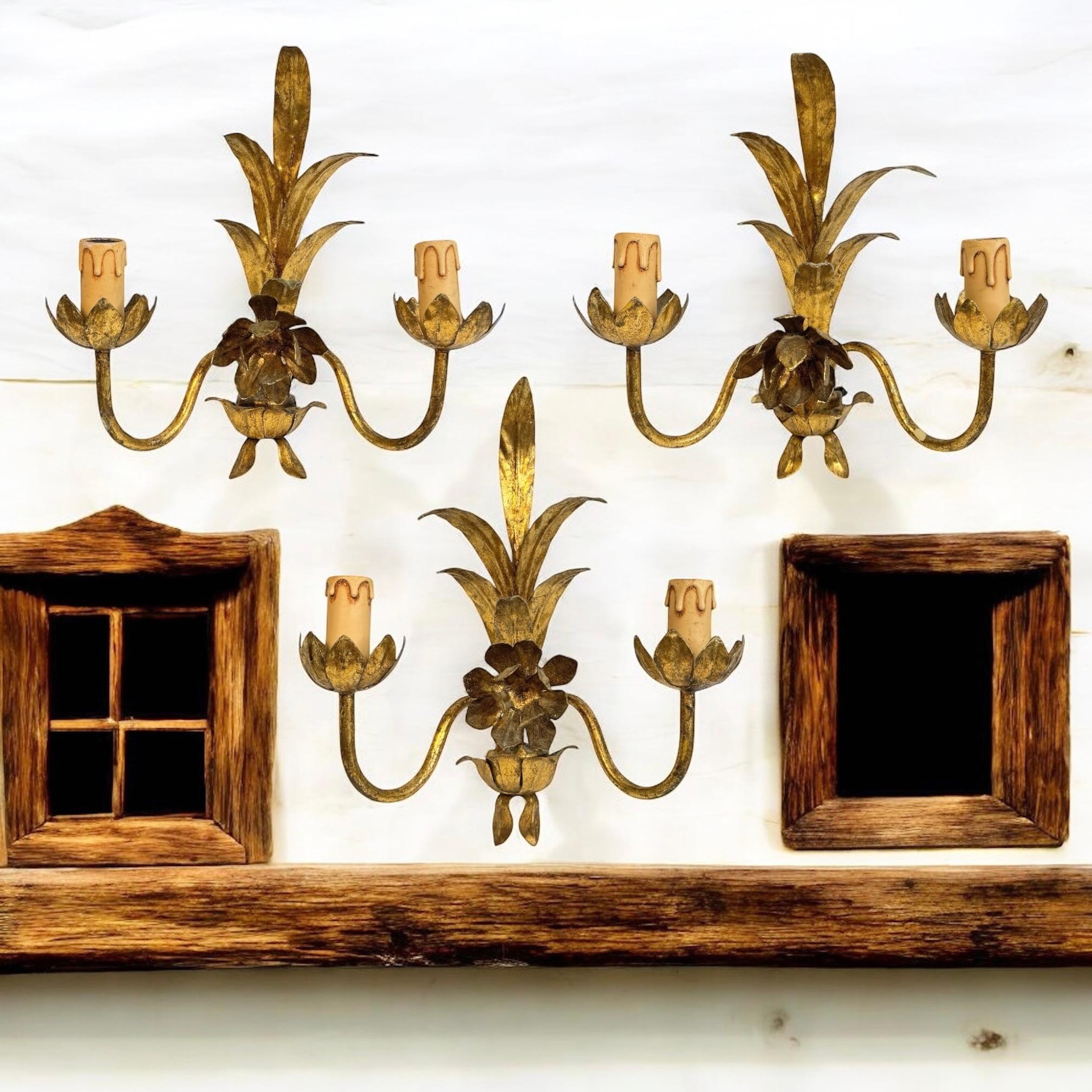 Ajoutez une touche d'opulence à votre intérieur avec ce charmant ensemble d'appliques. Parfaites feuilles colorées dorées et une fleur pour rehausser toute maison chic ou éclectique. Nous serions ravis de le voir suspendu dans une entrée, en guise