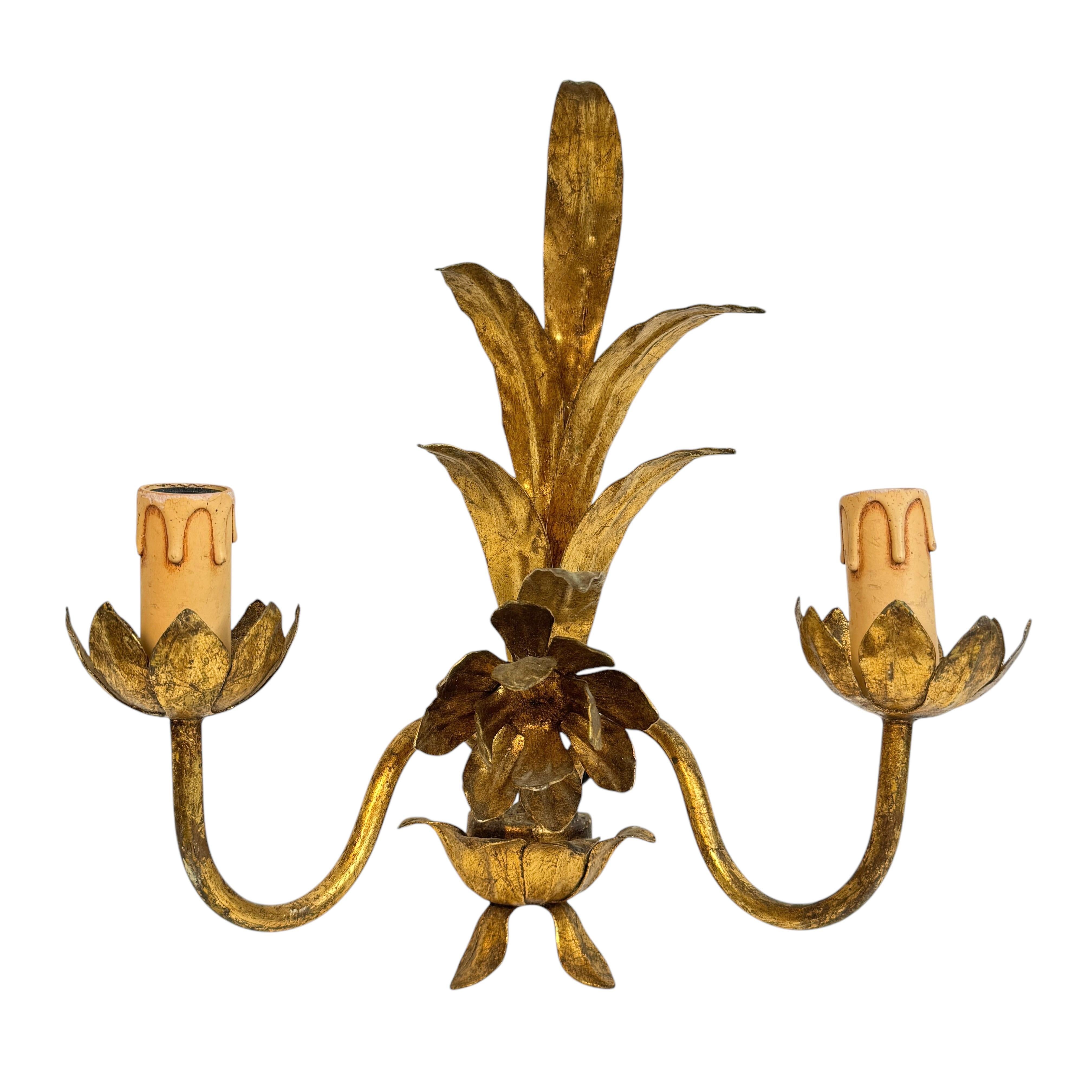 Allemand Ensemble de trois appliques à deux lumières Tole Hollywood Regency Vintage en vente