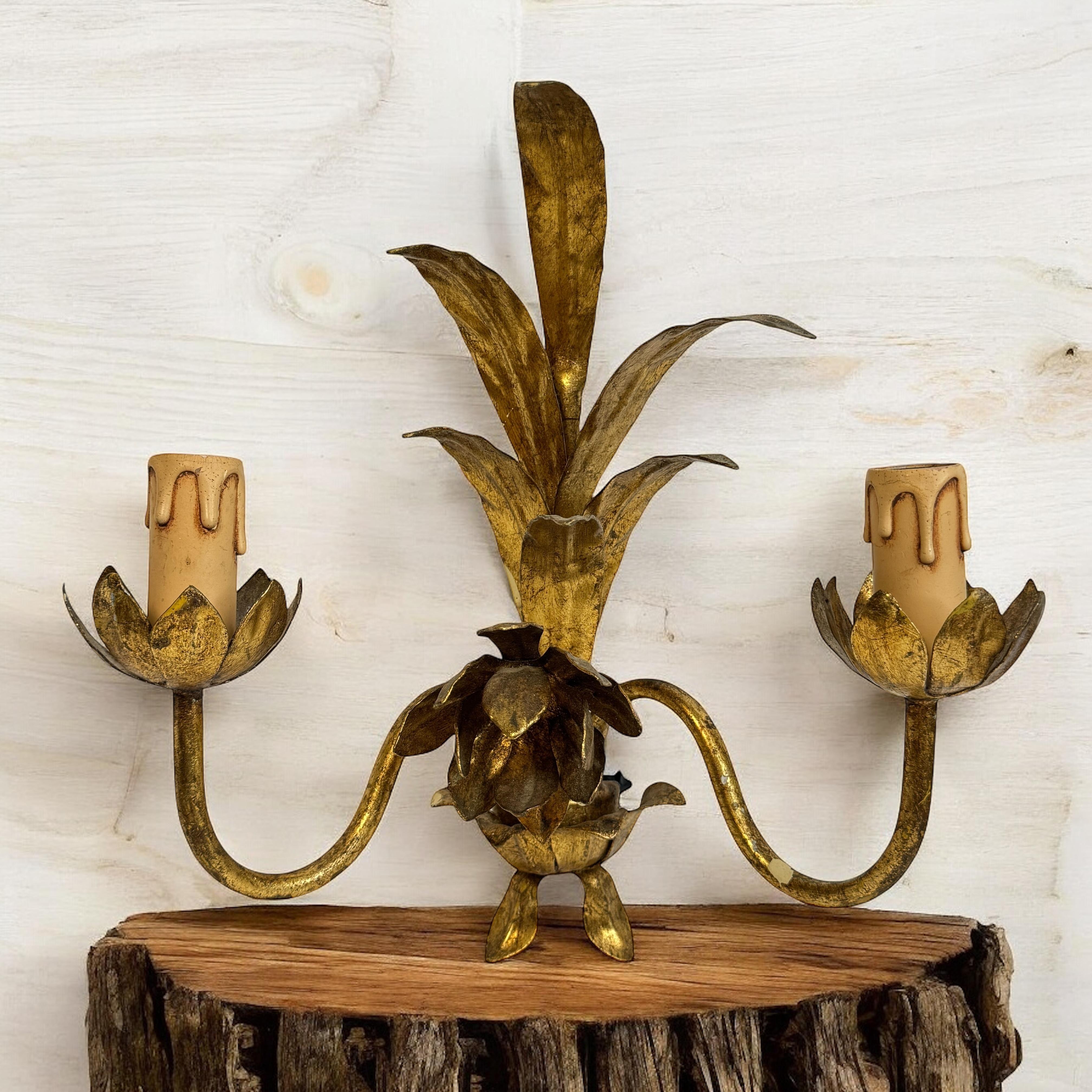 Milieu du XXe siècle Ensemble de trois appliques à deux lumières Tole Hollywood Regency Vintage en vente