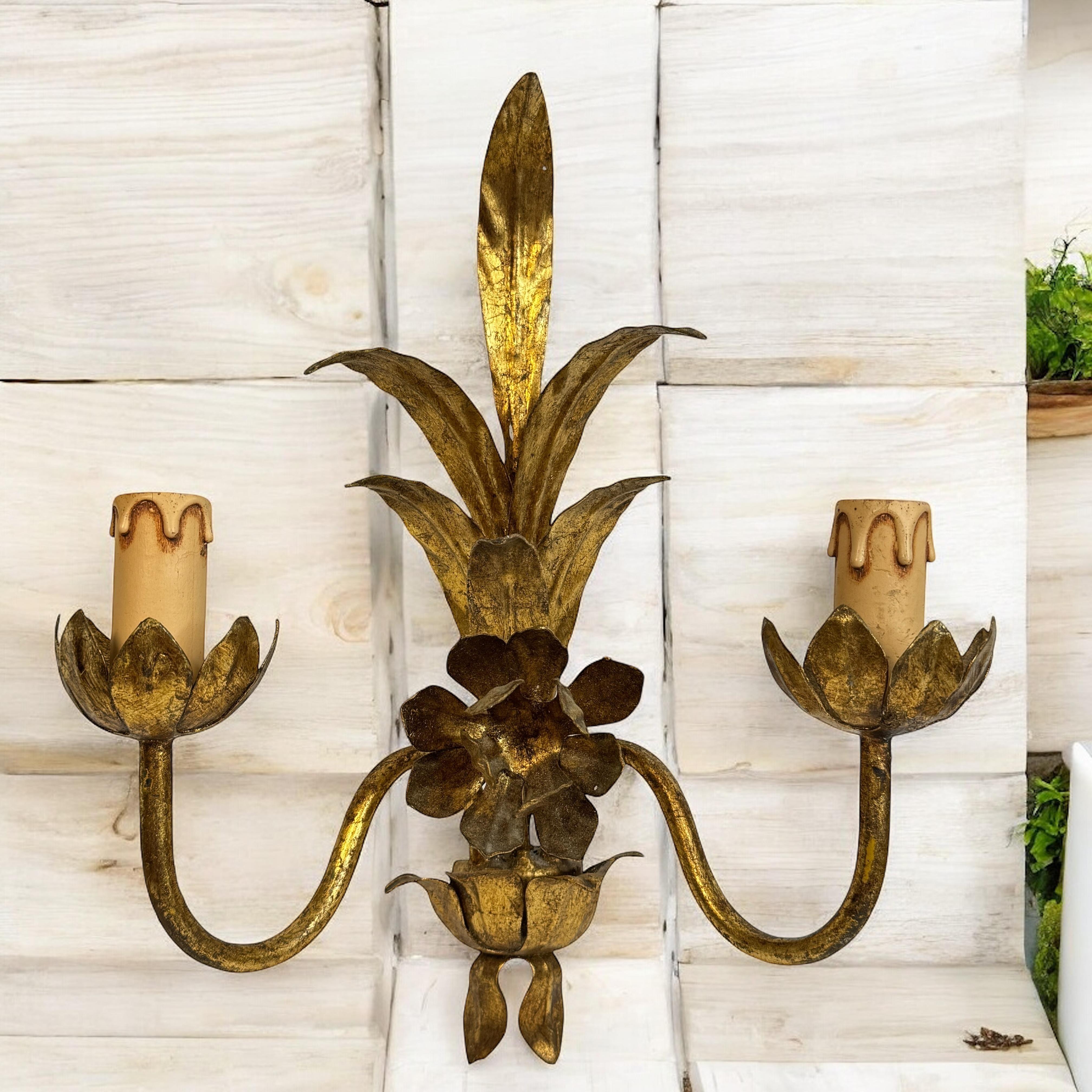 Ensemble de trois appliques à deux lumières Tole Hollywood Regency Vintage en vente 1