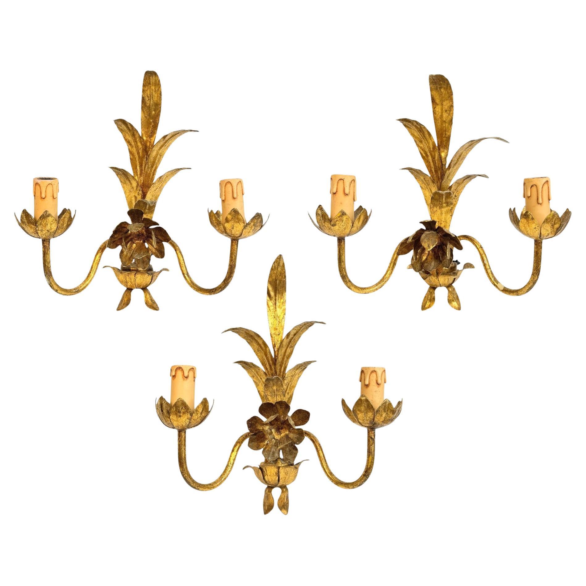 Set von drei vergoldeten Blütenblatt-Blumen-Wandleuchtern, zwei Leuchten, Tole, Hollywood Regency Vintage