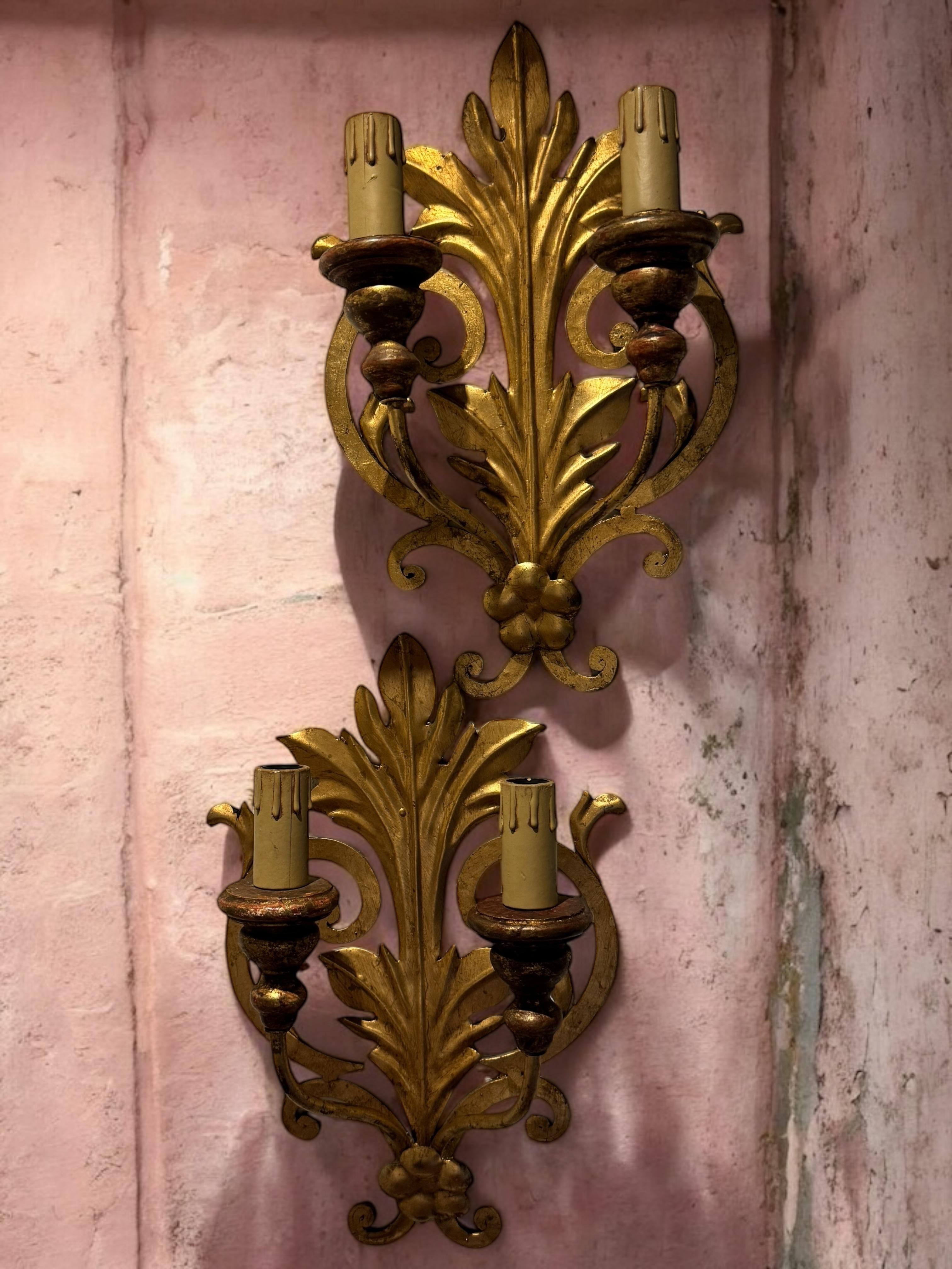 Set di tre lampade a foglia dorata a due luci Tole Hollywood Regency Vintage Italia in vendita 4