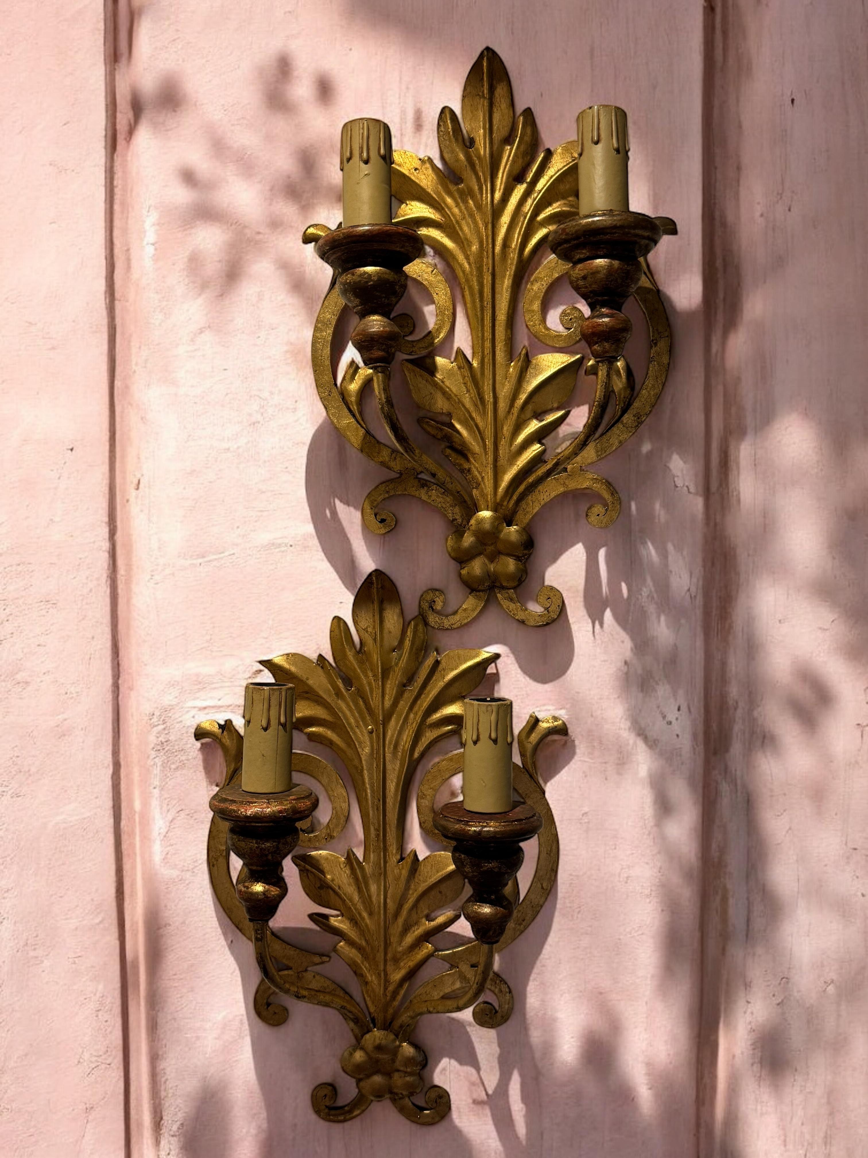 Set di tre lampade a foglia dorata a due luci Tole Hollywood Regency Vintage Italia in vendita 5
