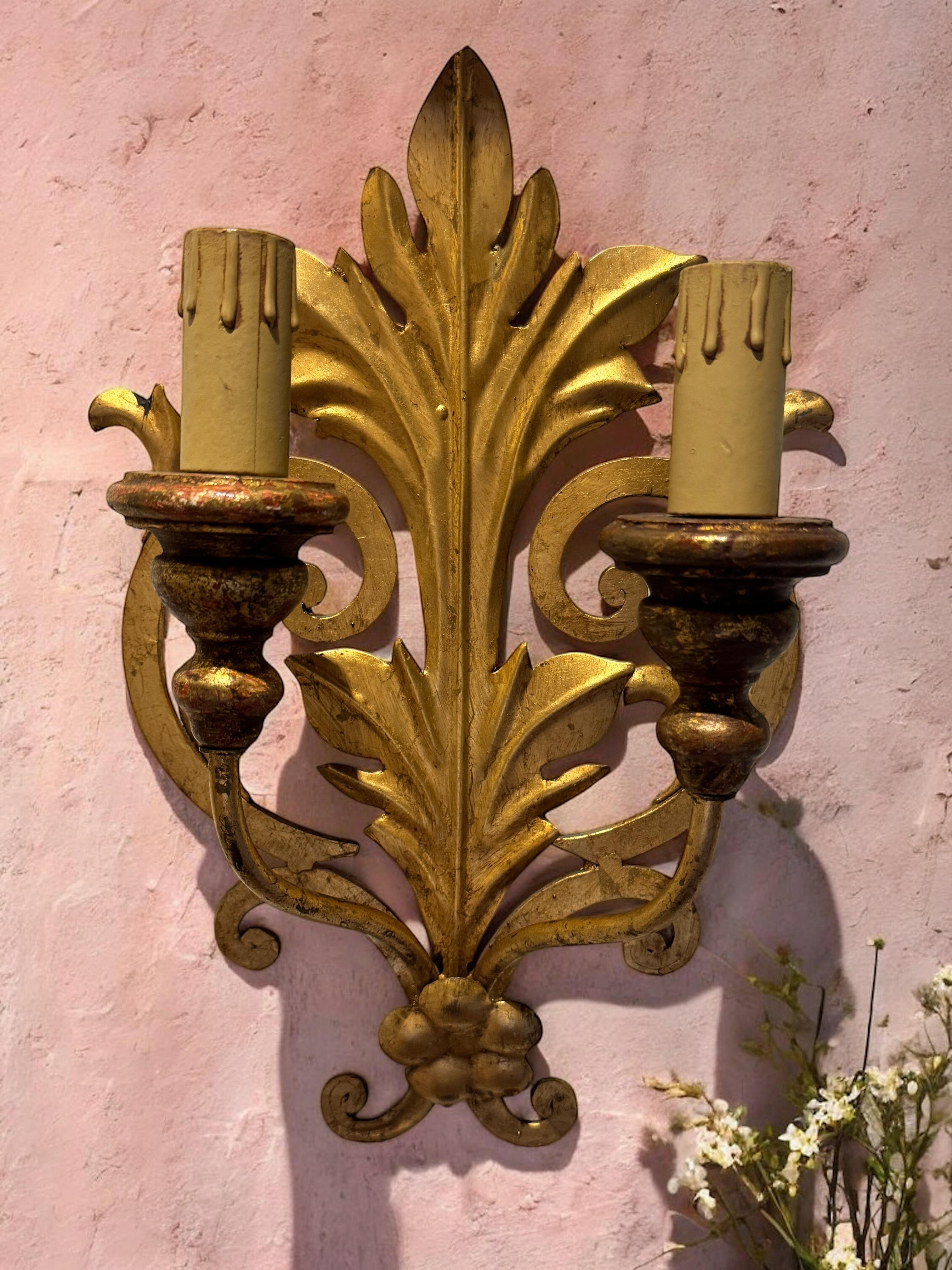 Set di tre lampade a foglia dorata a due luci Tole Hollywood Regency Vintage Italia in vendita 6