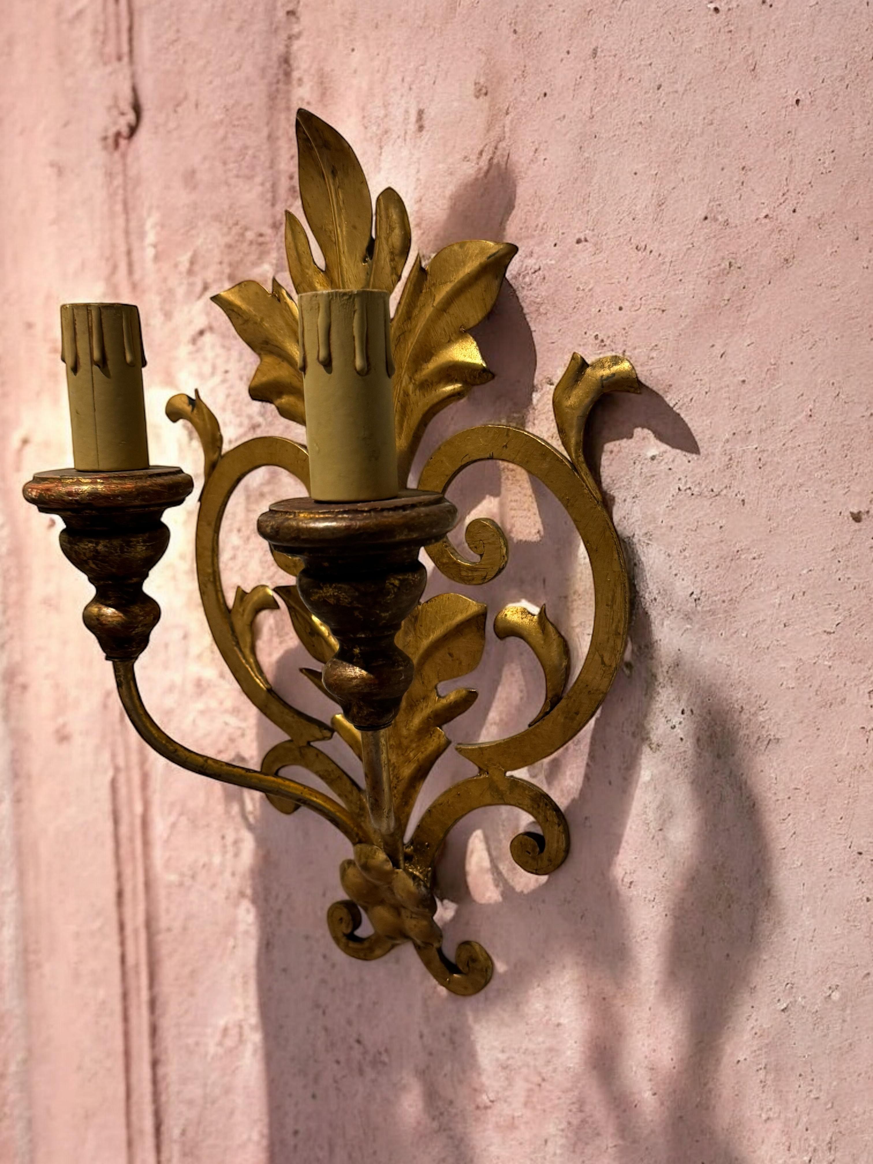 Set di tre lampade a foglia dorata a due luci Tole Hollywood Regency Vintage Italia in vendita 7