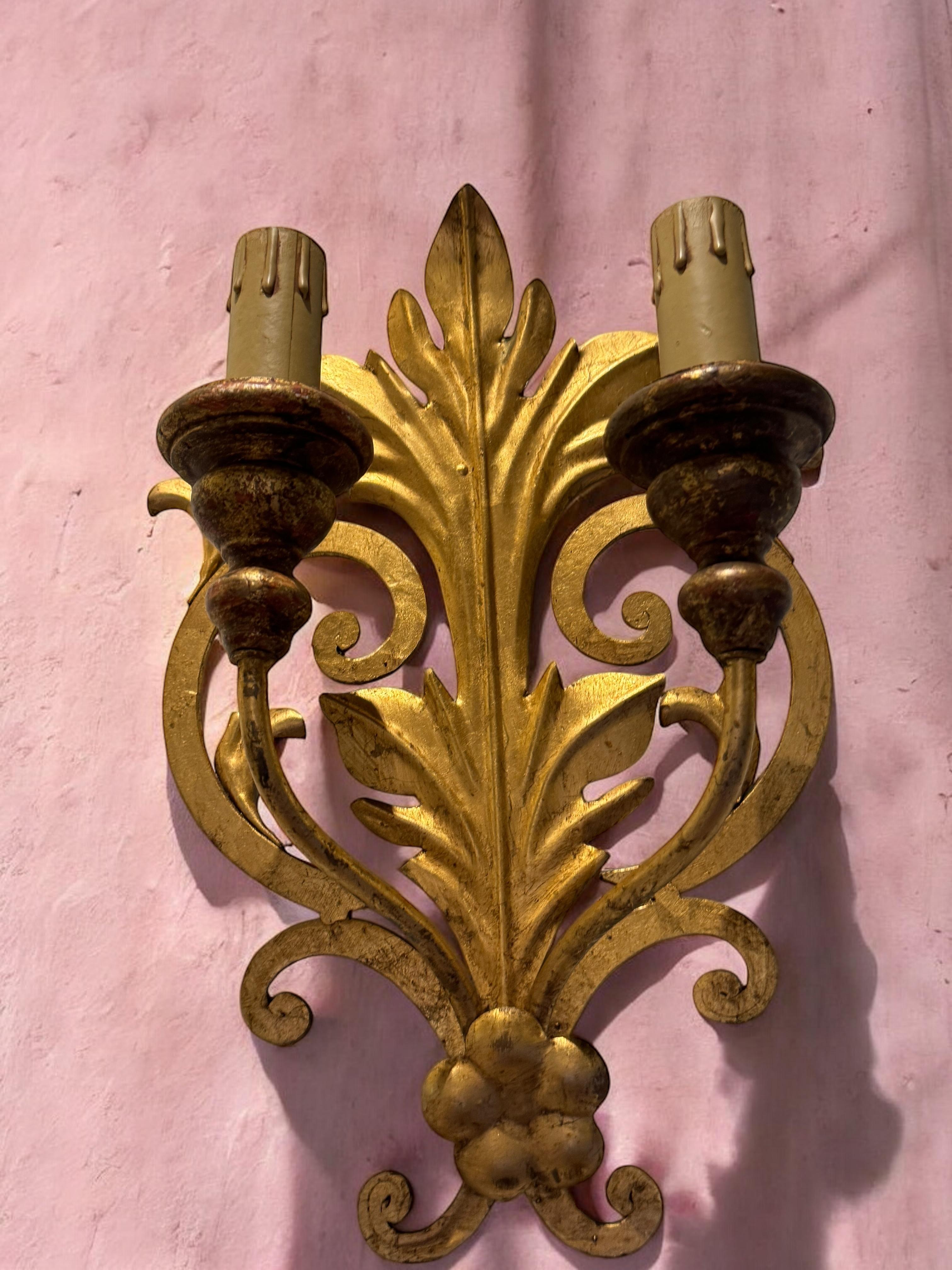 Set di tre lampade a foglia dorata a due luci Tole Hollywood Regency Vintage Italia in vendita 9