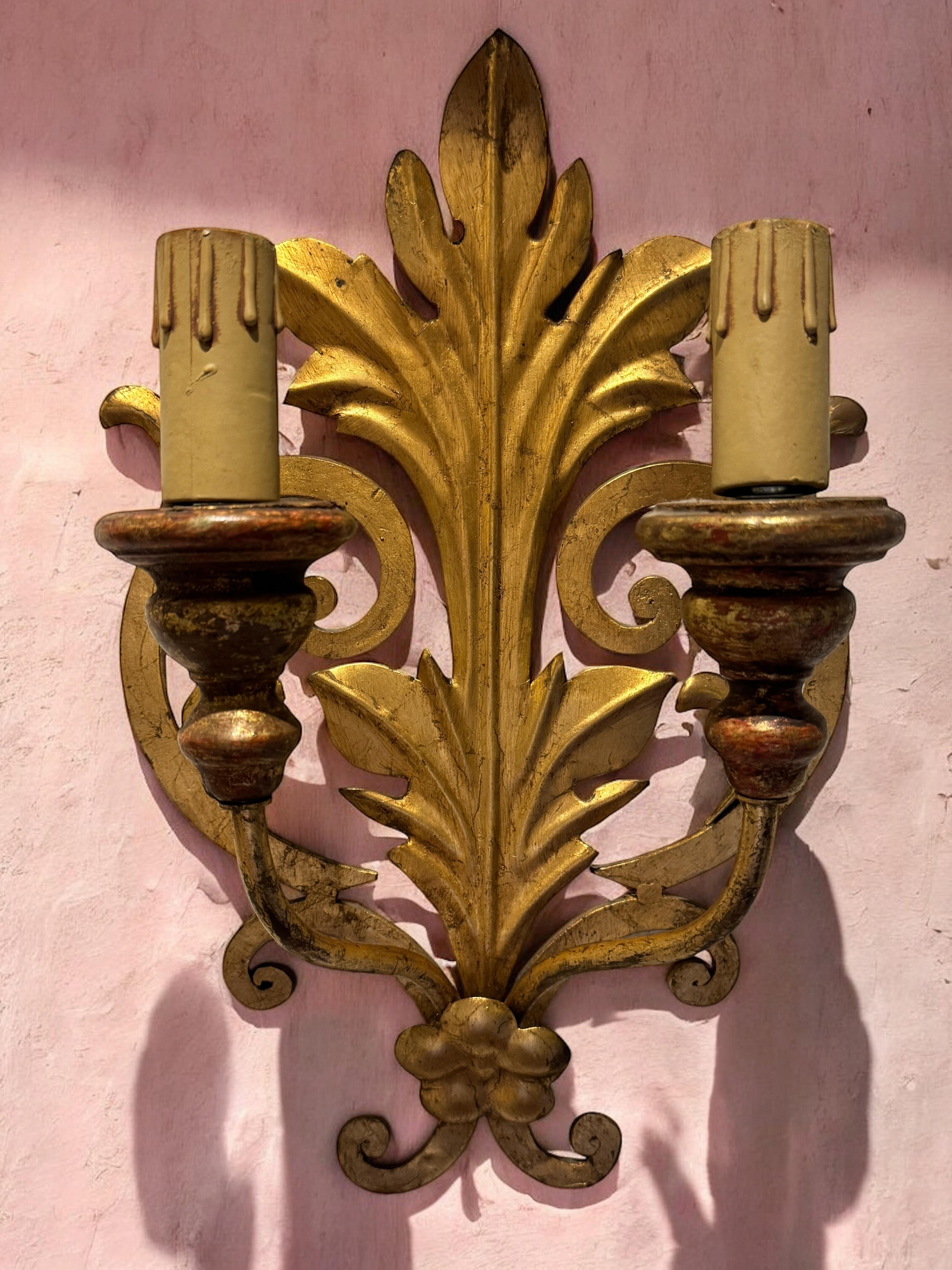Set di tre lampade a foglia dorata a due luci Tole Hollywood Regency Vintage Italia in vendita 10