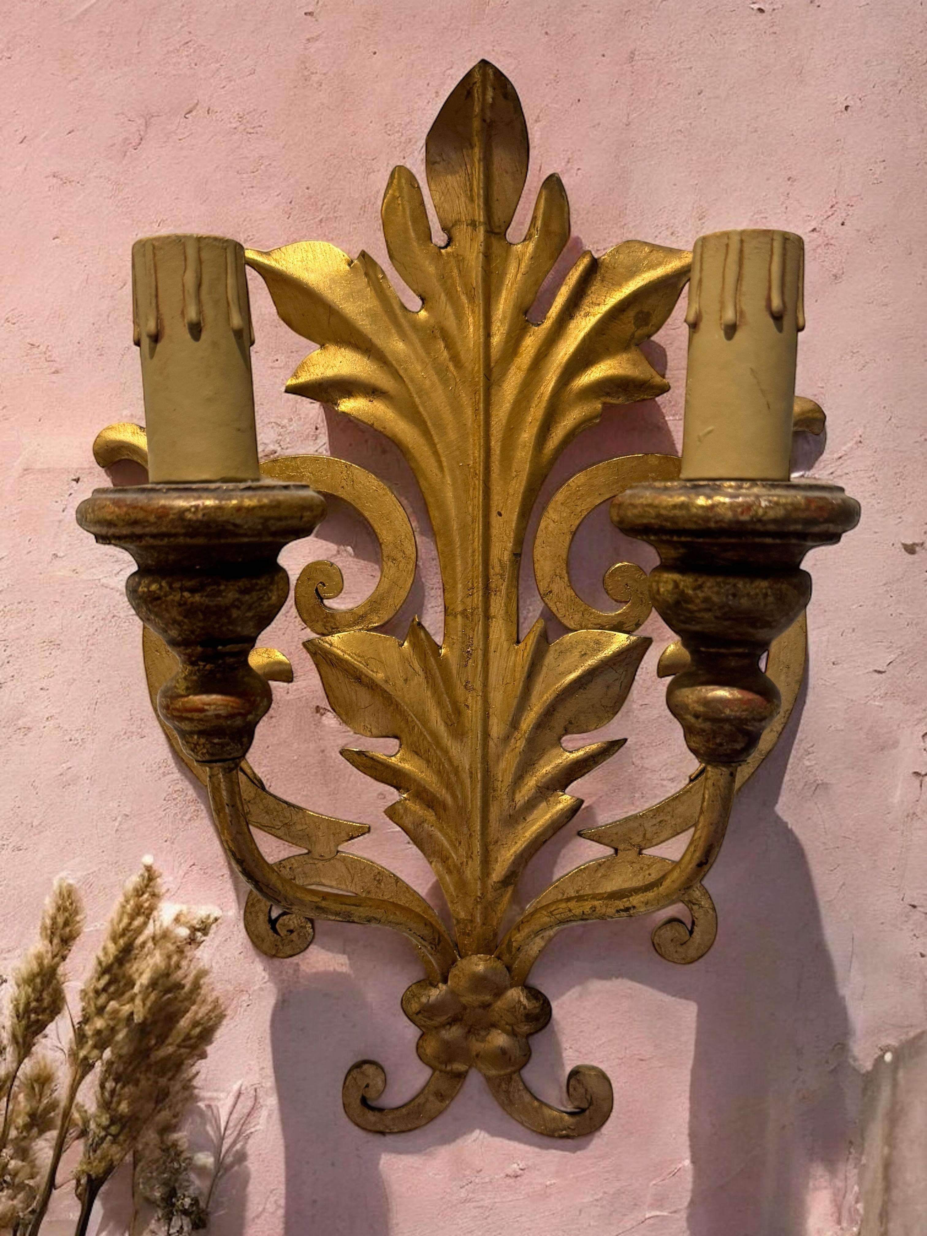Set di tre lampade a foglia dorata a due luci Tole Hollywood Regency Vintage Italia in vendita 11
