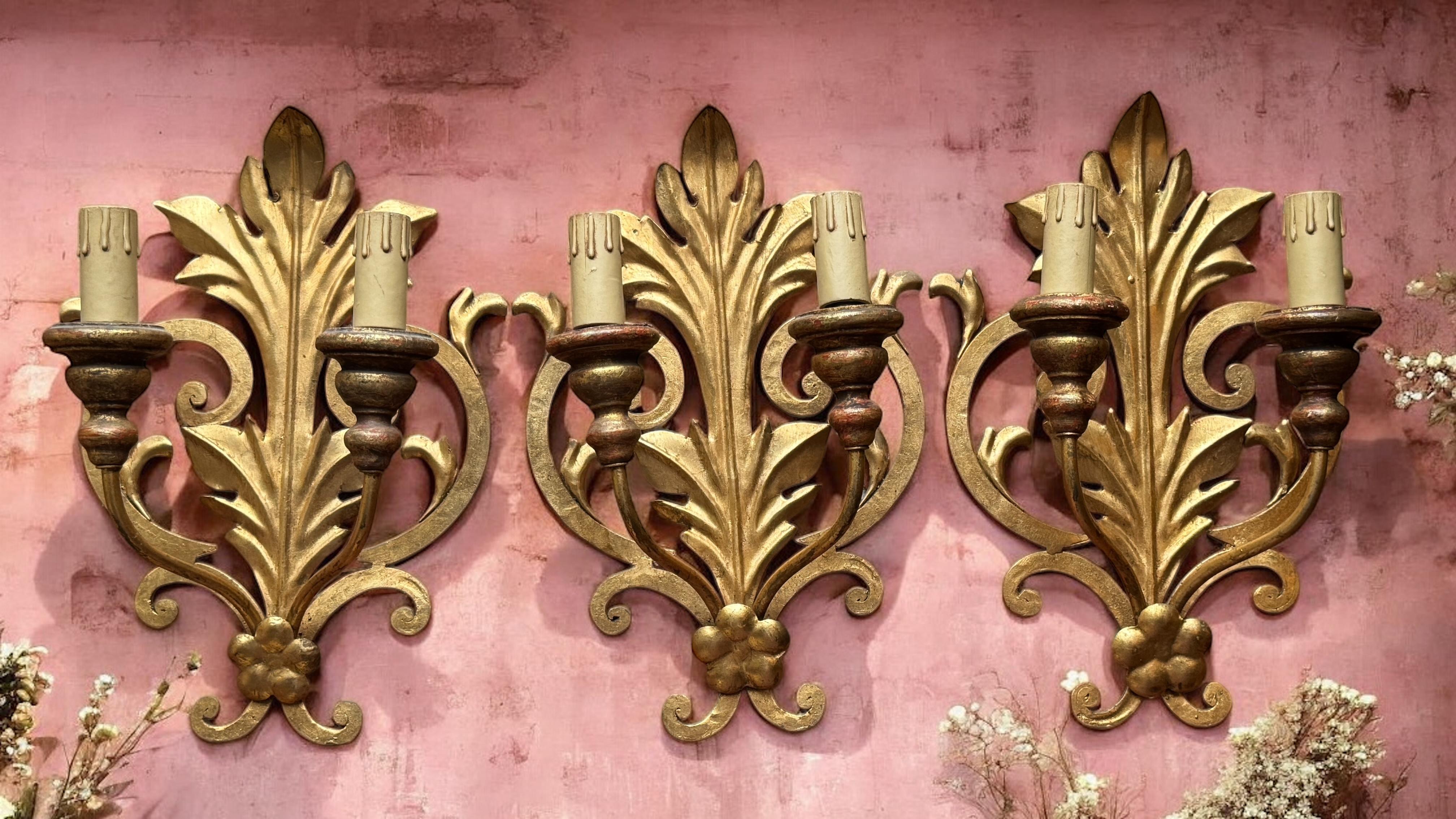 Set di tre lampade a foglia dorata a due luci Tole Hollywood Regency Vintage Italia in vendita 12