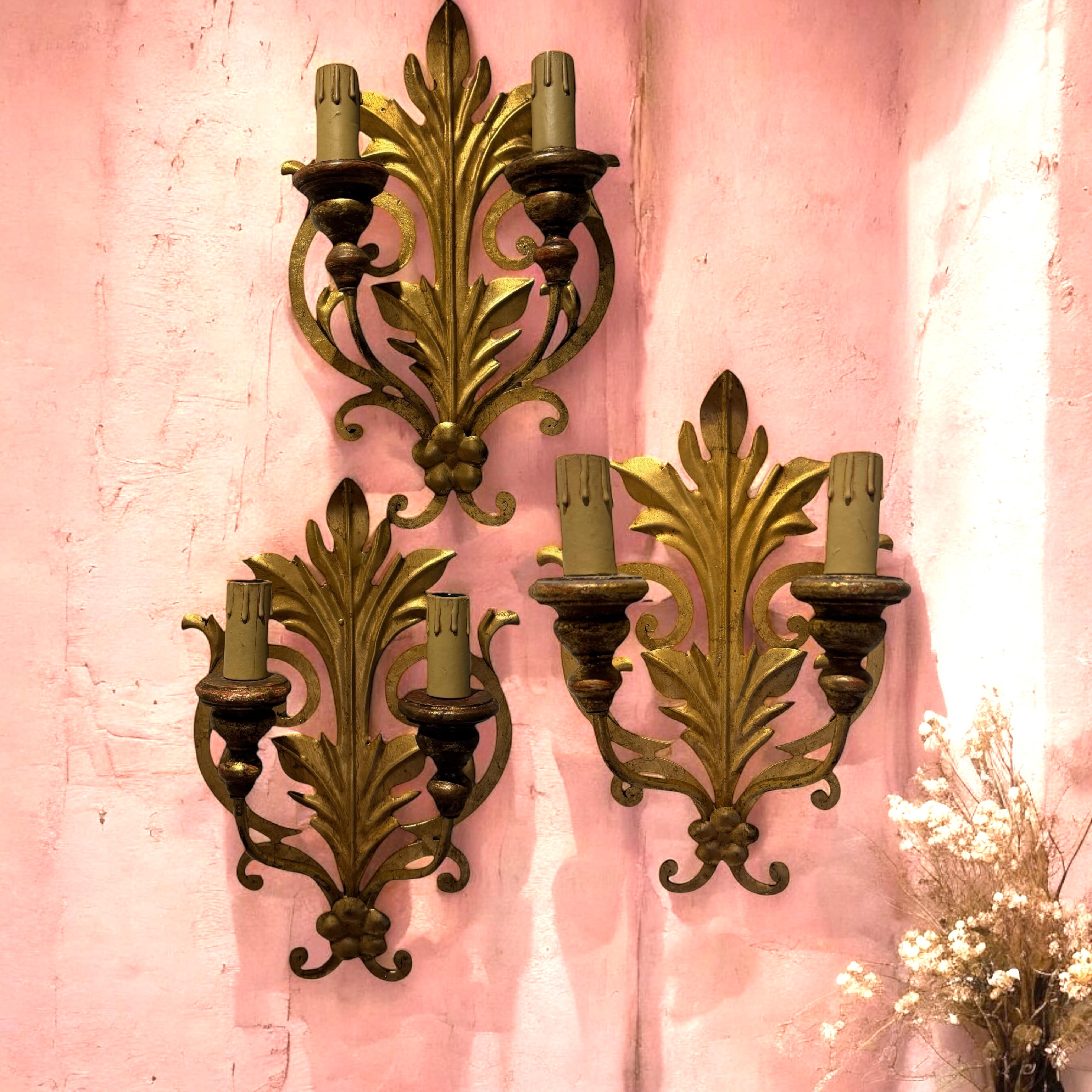 Set di tre lampade a foglia dorata a due luci Tole Hollywood Regency Vintage Italia in vendita 13