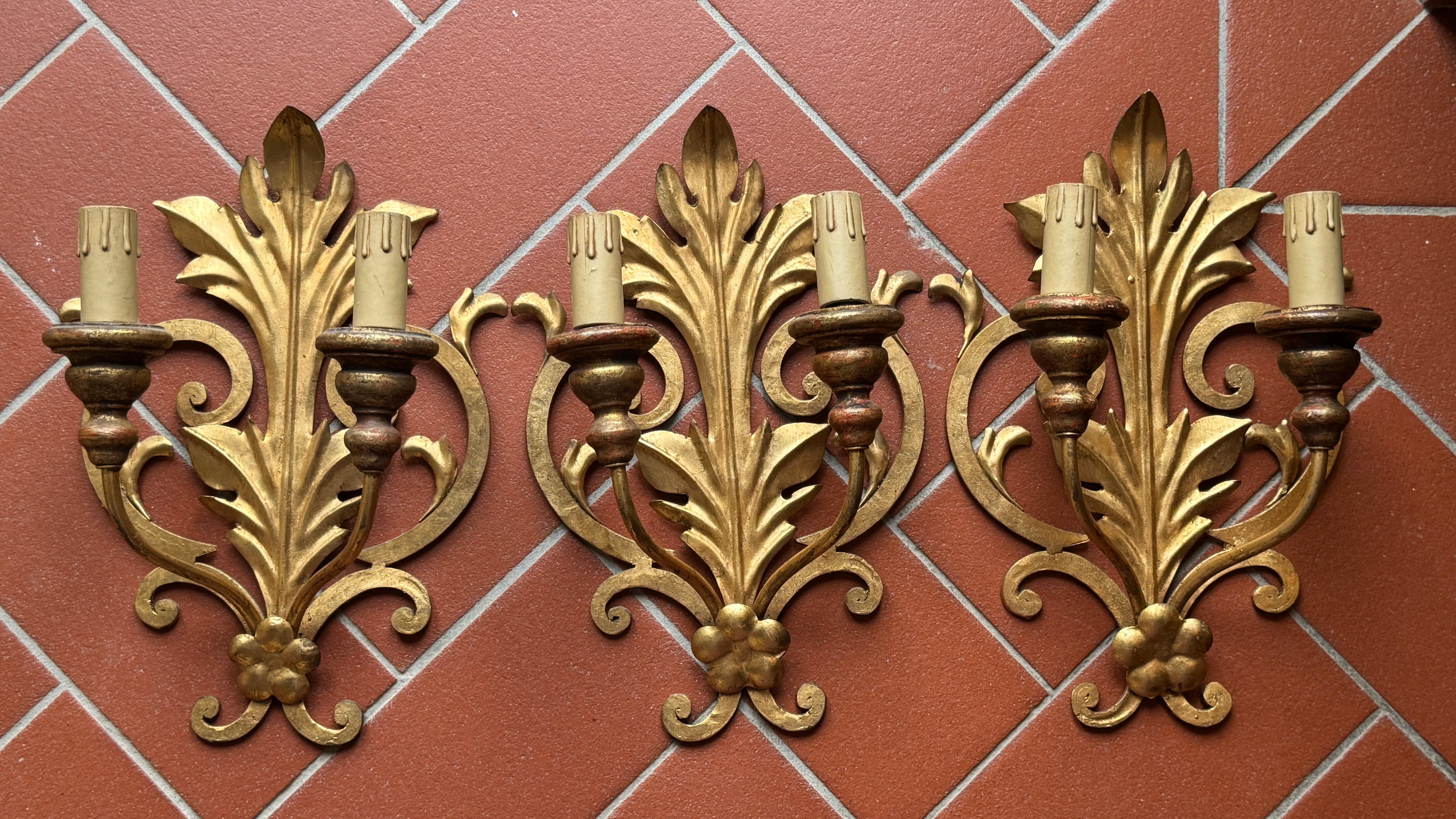 Italiano Set di tre lampade a foglia dorata a due luci Tole Hollywood Regency Vintage Italia in vendita