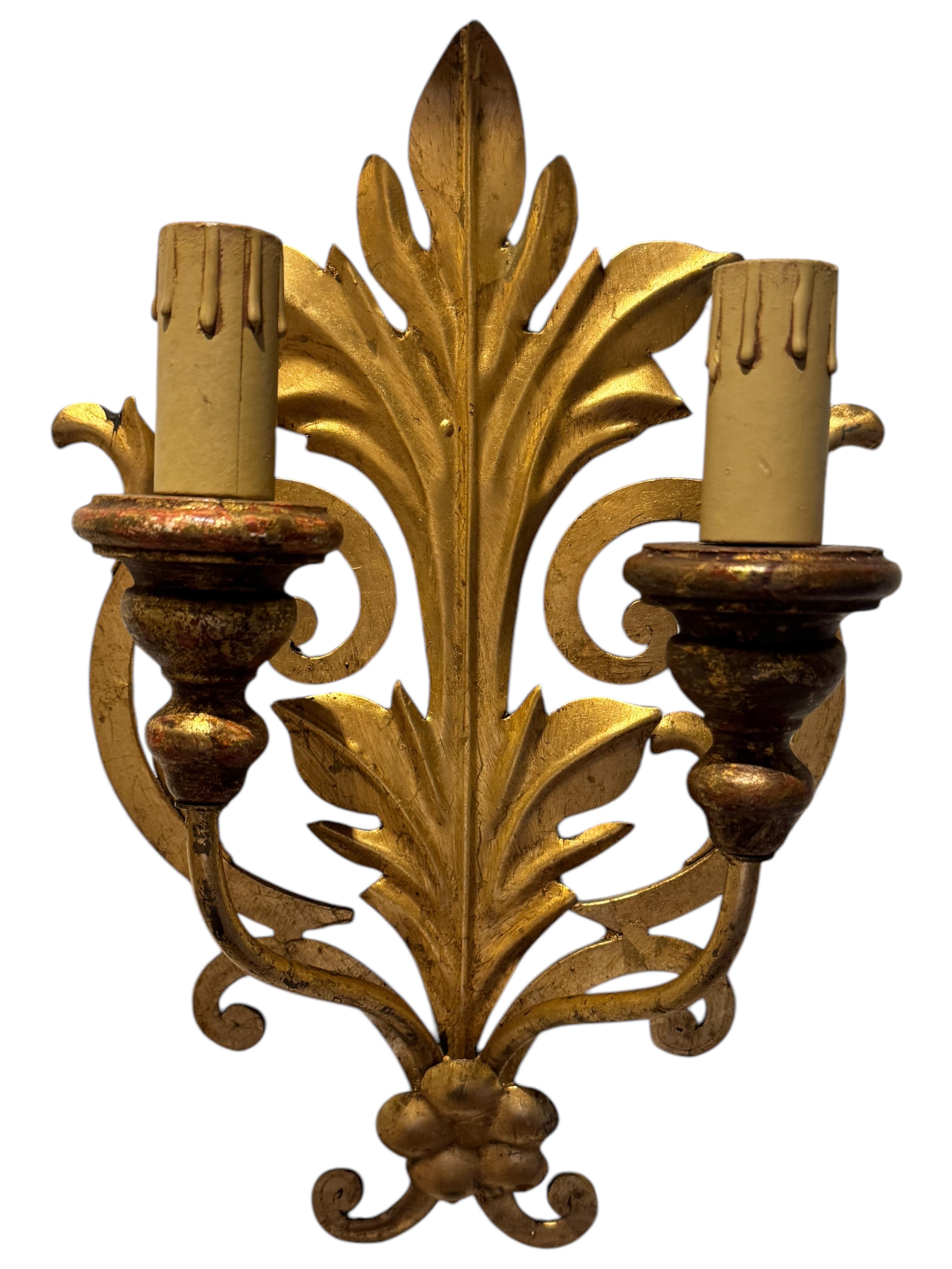 Set di tre lampade a foglia dorata a due luci Tole Hollywood Regency Vintage Italia In condizioni buone in vendita a Nuernberg, DE