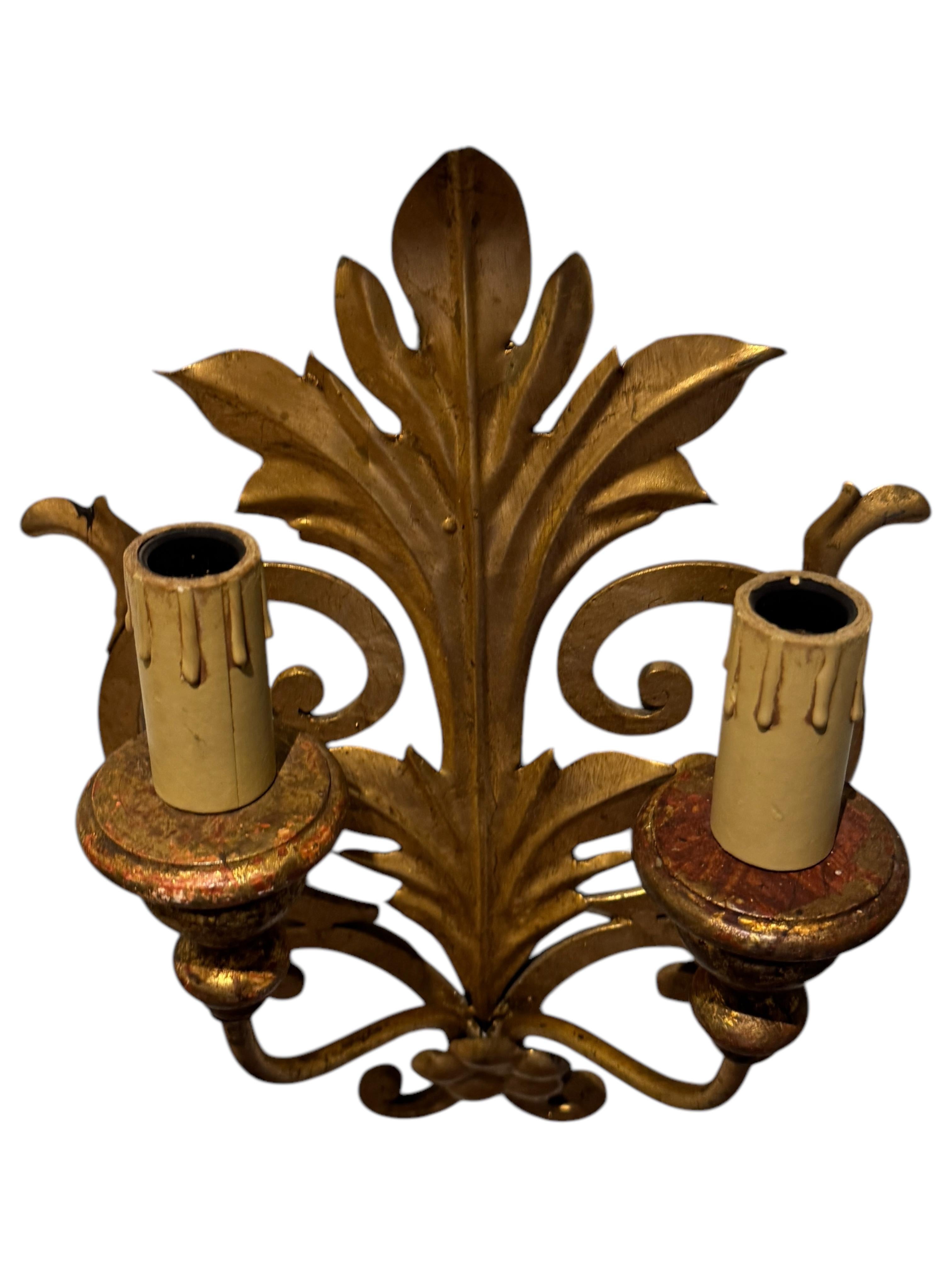 Legno Set di tre lampade a foglia dorata a due luci Tole Hollywood Regency Vintage Italia in vendita