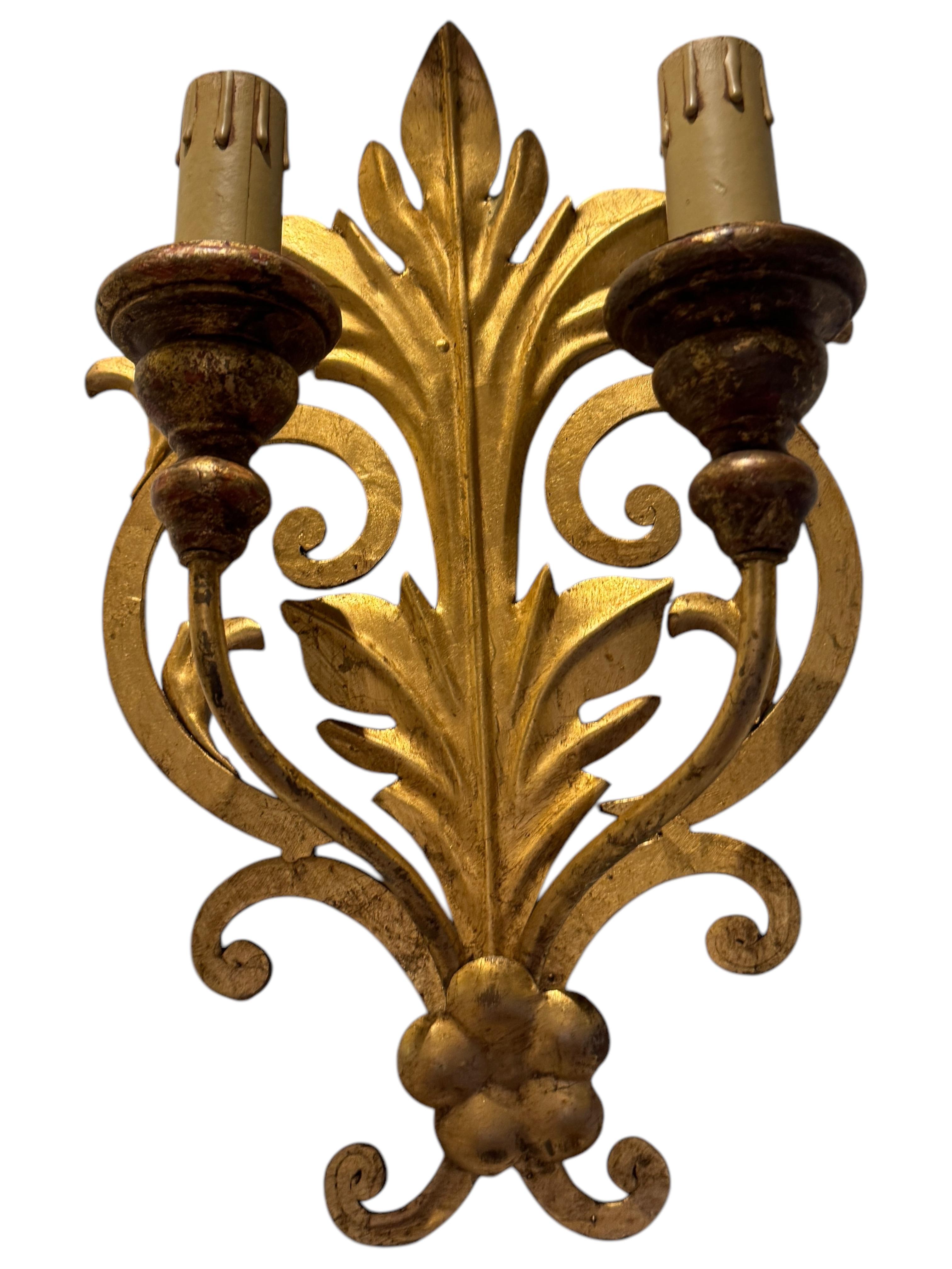Set di tre lampade a foglia dorata a due luci Tole Hollywood Regency Vintage Italia in vendita 1