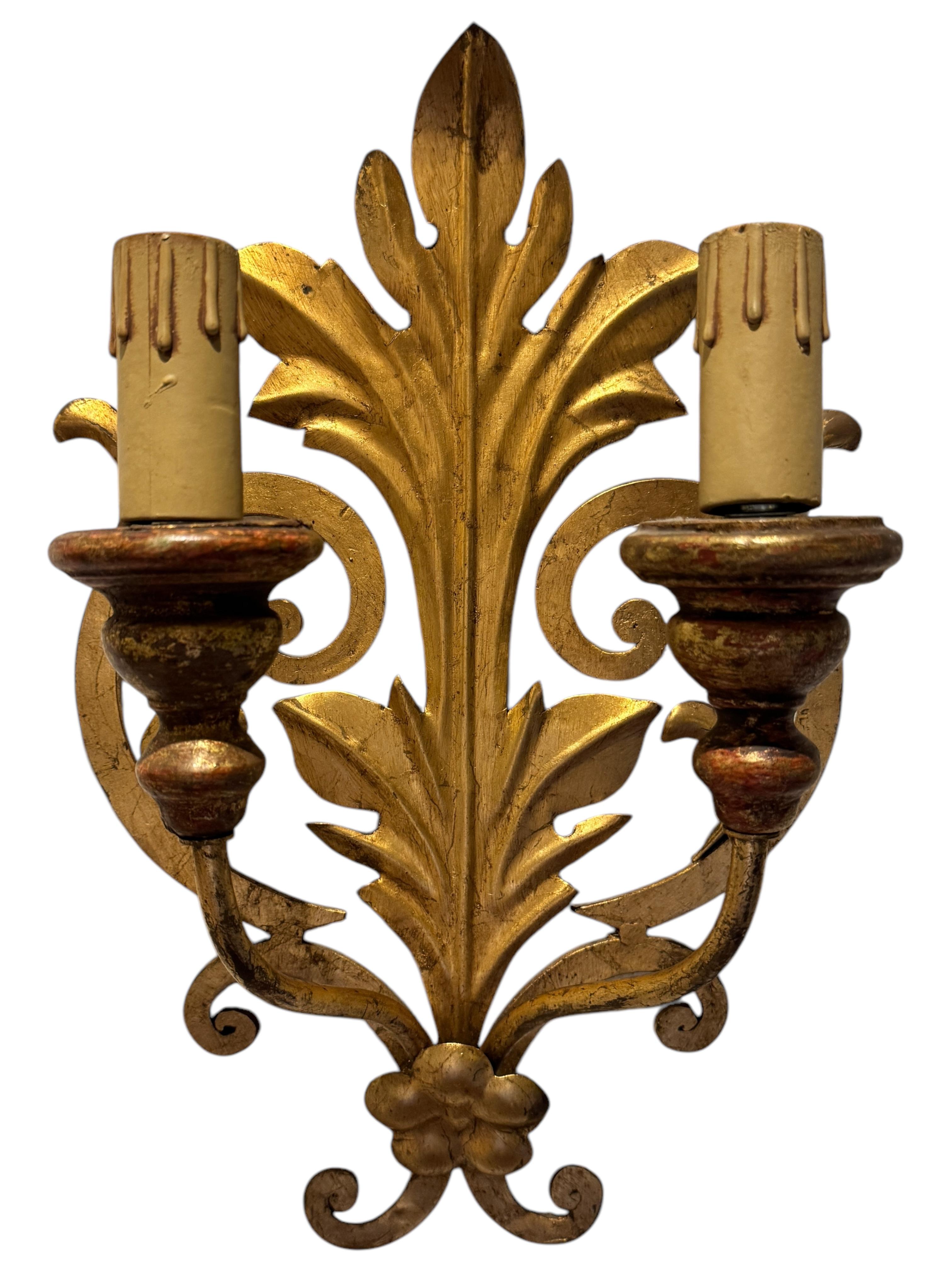 Set di tre lampade a foglia dorata a due luci Tole Hollywood Regency Vintage Italia in vendita 2
