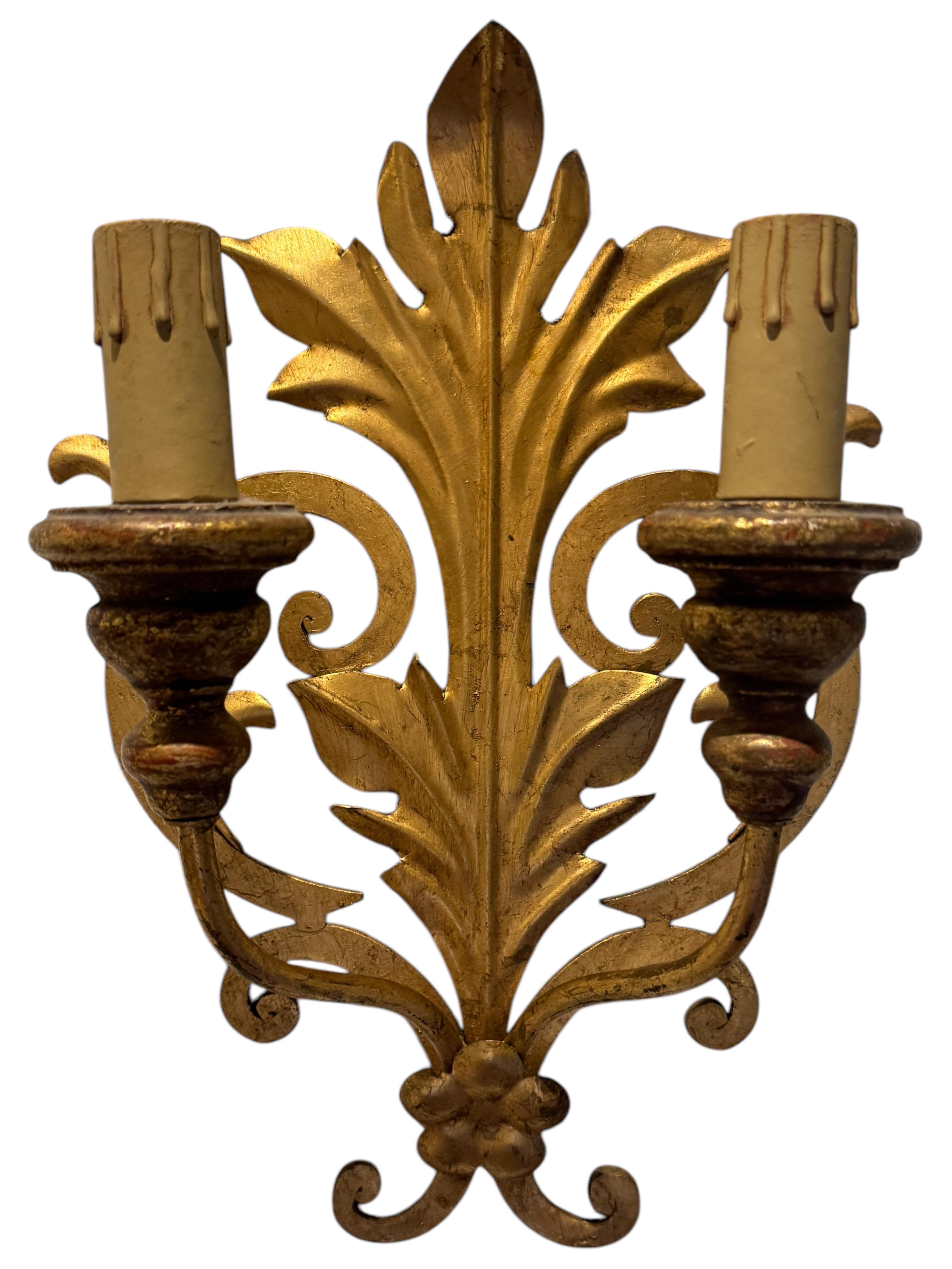 Set di tre lampade a foglia dorata a due luci Tole Hollywood Regency Vintage Italia in vendita 3