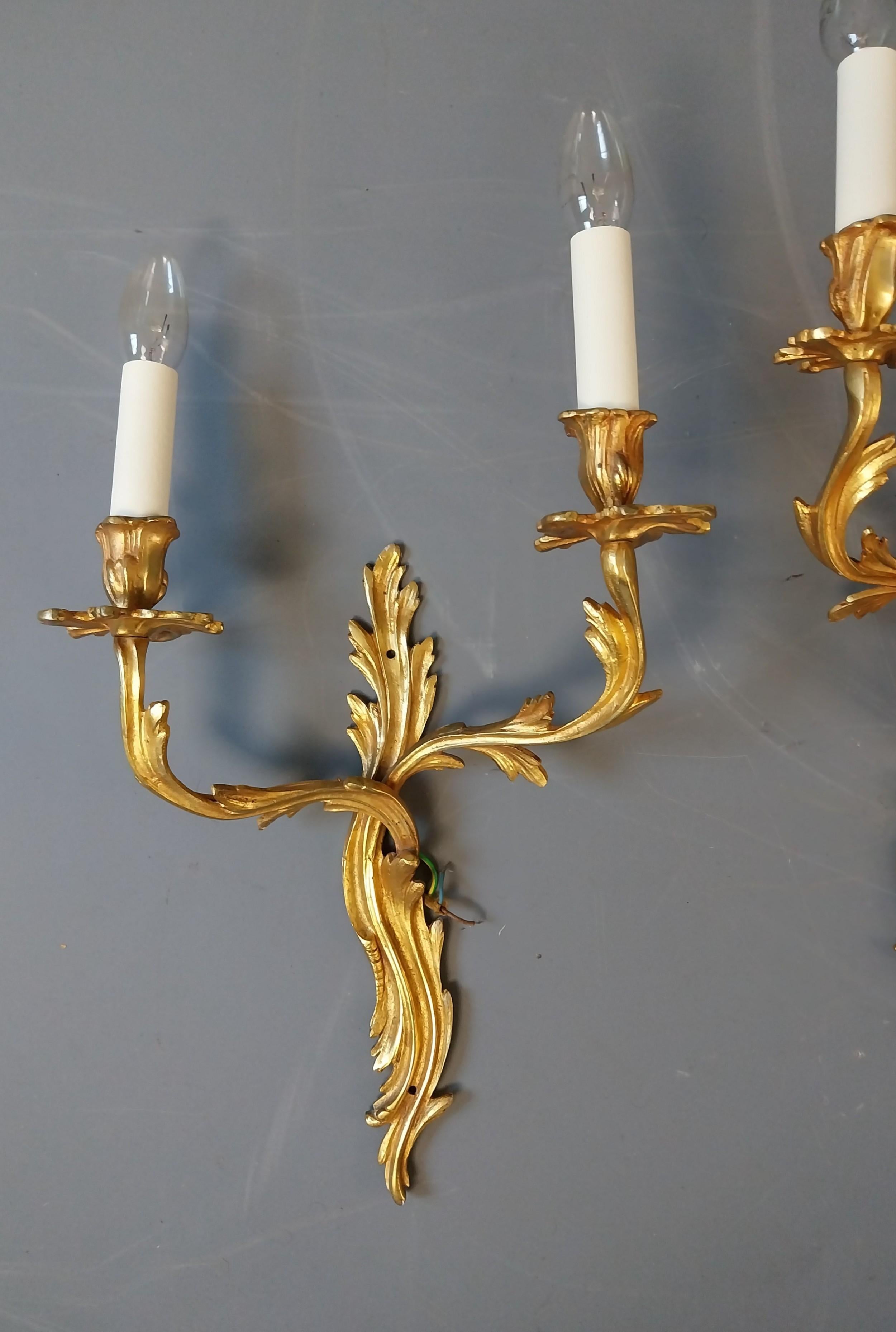 Britannique Ensemble de trois appliques dorées en vente