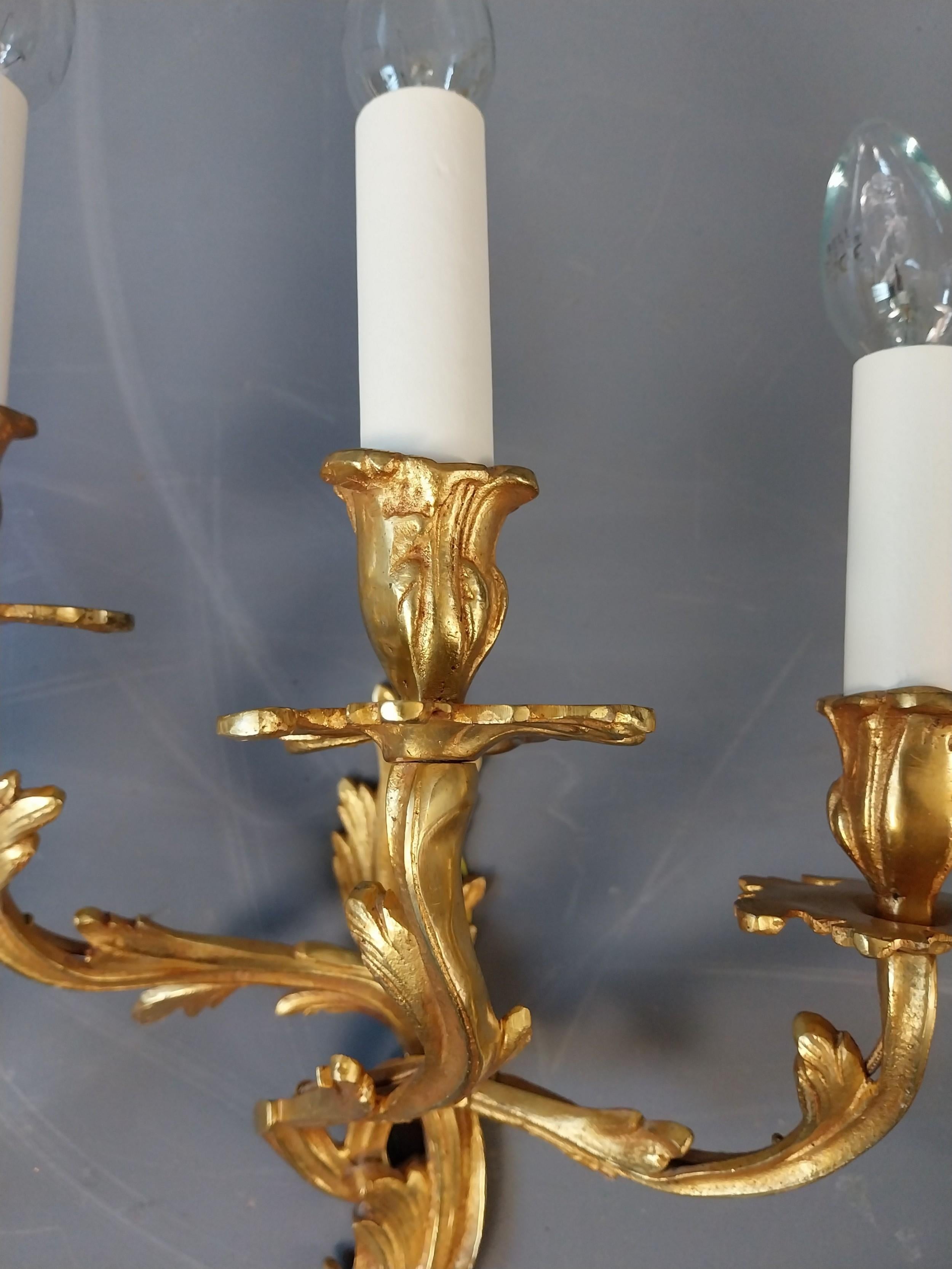 20ième siècle Ensemble de trois appliques dorées en vente