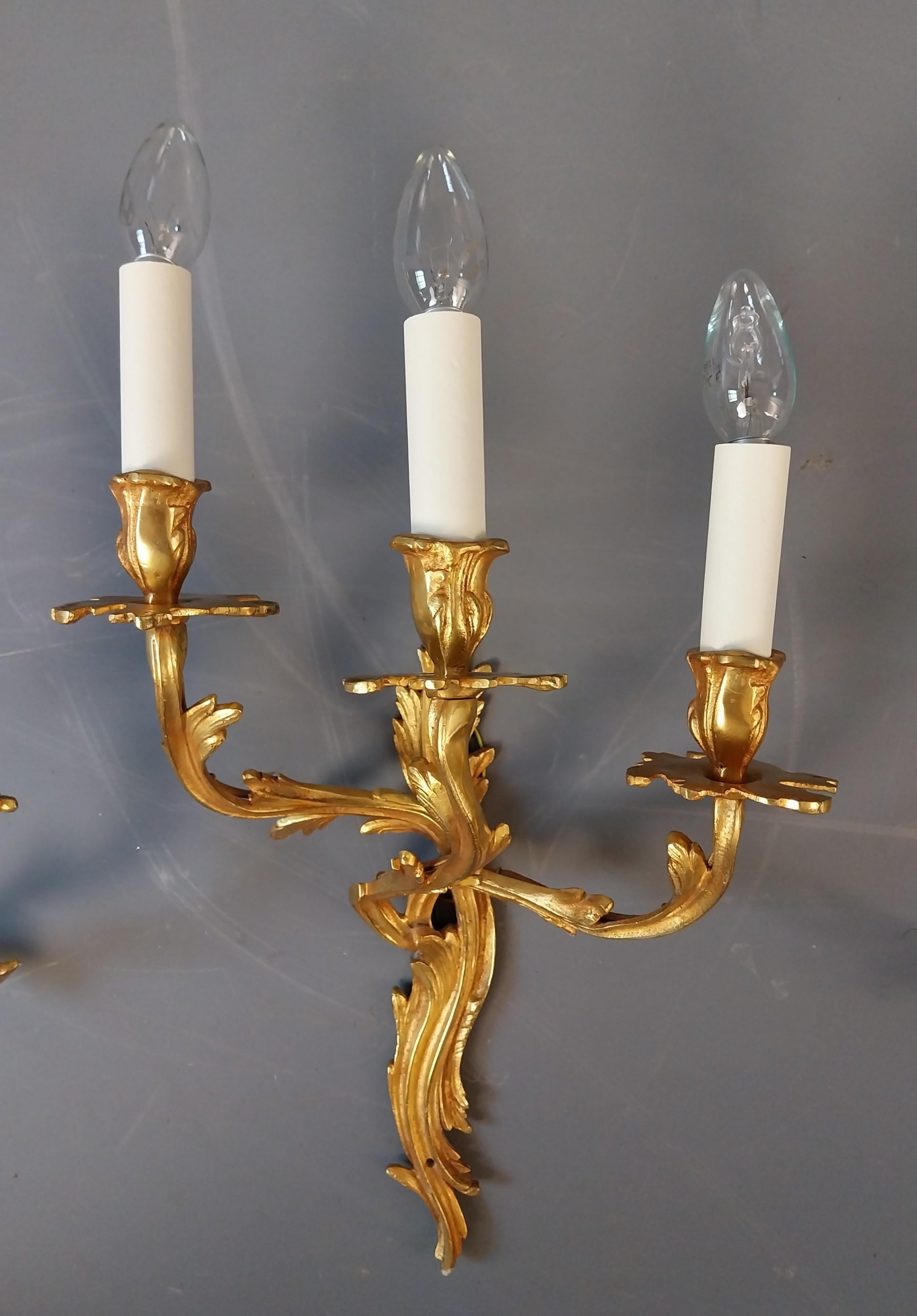 Bronze Ensemble de trois appliques dorées en vente