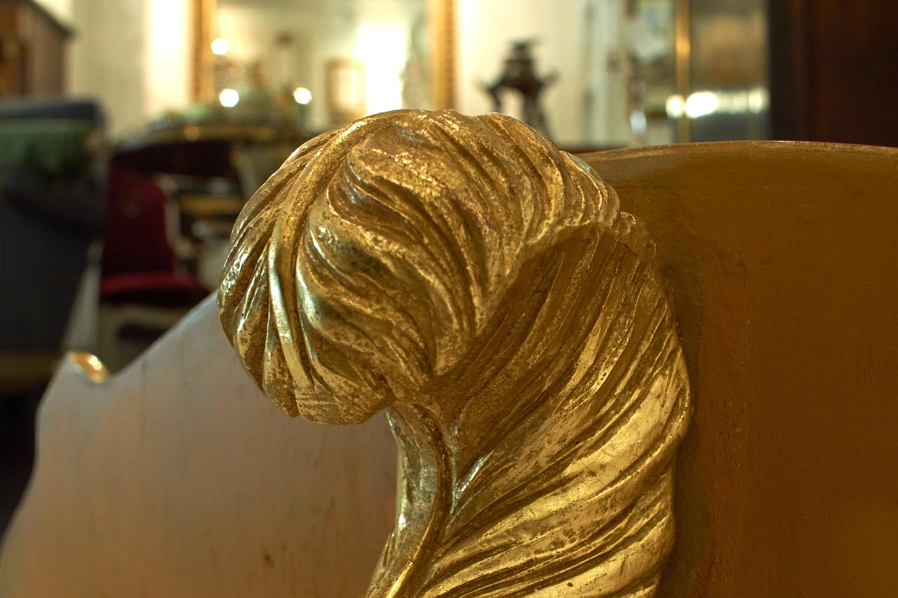 Ensemble de trois supports muraux en bois doré avec plateau en miroir attribués à la Maison Jansen en vente 2