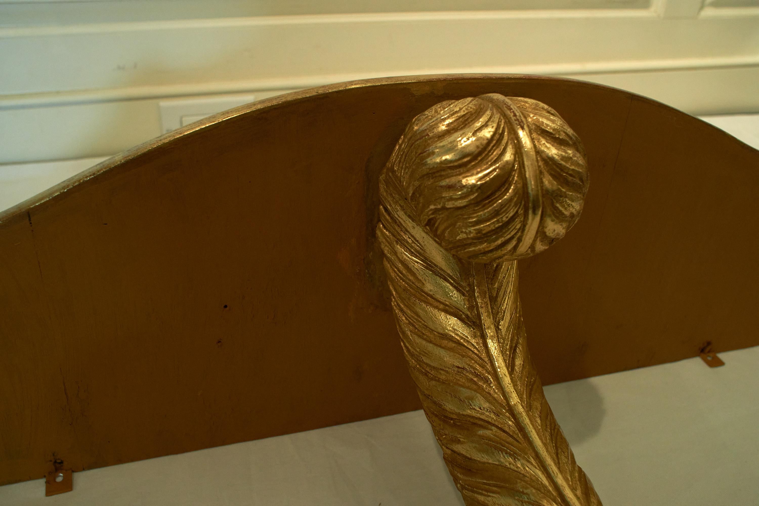 Ensemble de trois supports muraux en bois doré avec plateau en miroir attribués à la Maison Jansen en vente 3
