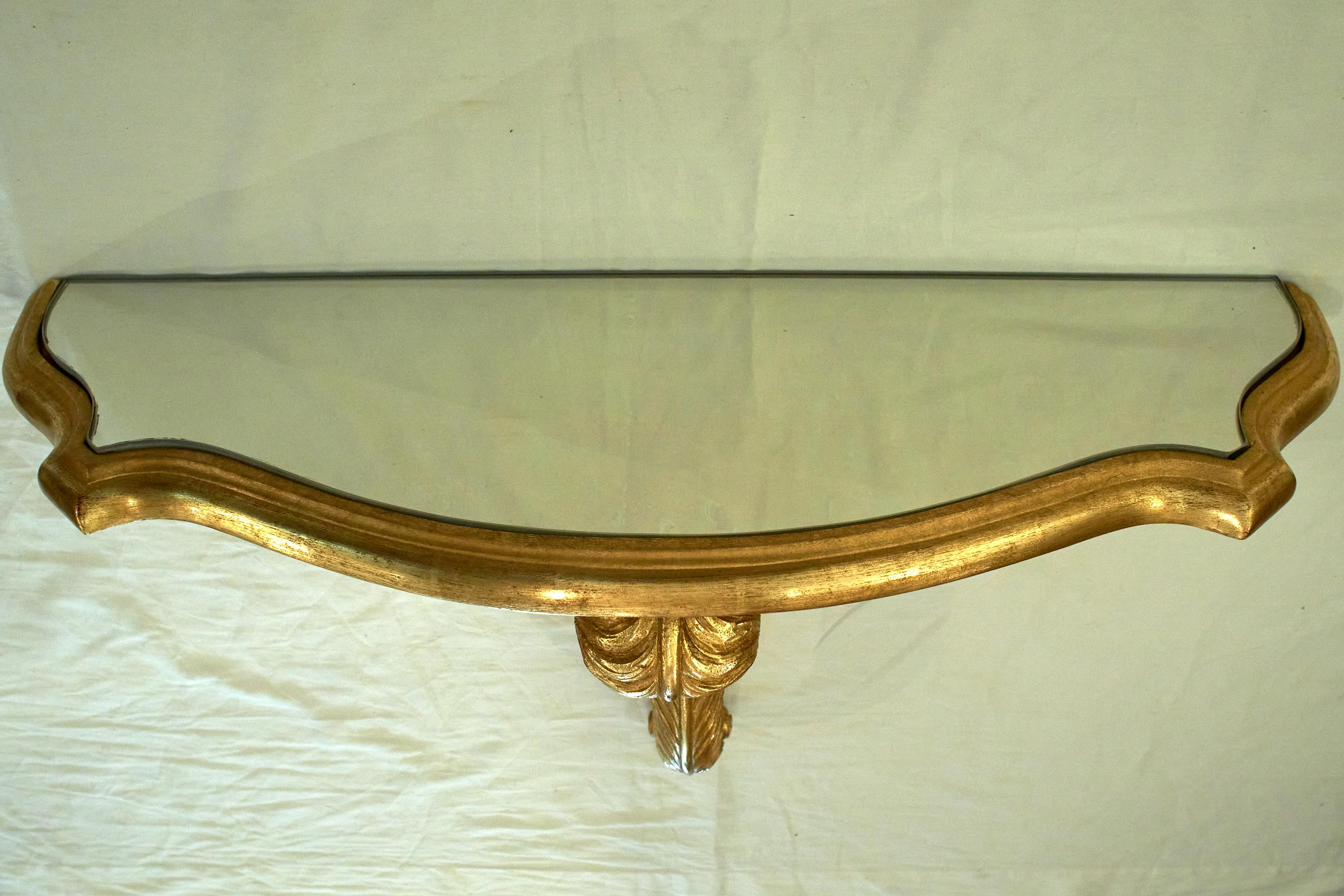 Ensemble de trois supports muraux en bois doré avec plateau en miroir attribués à la Maison Jansen en vente 4