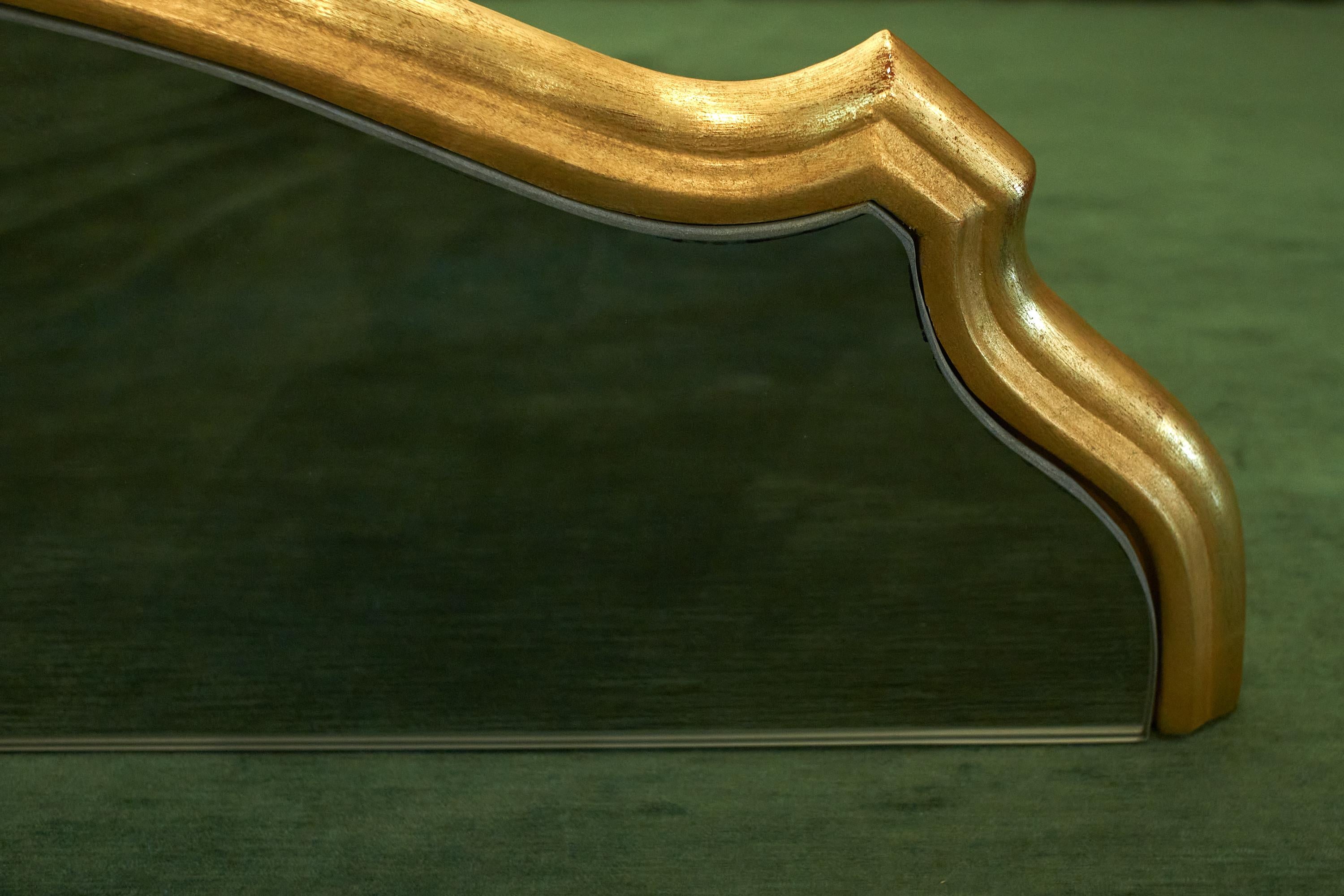 Ensemble de trois supports muraux en bois doré avec plateau en miroir attribués à la Maison Jansen en vente 5