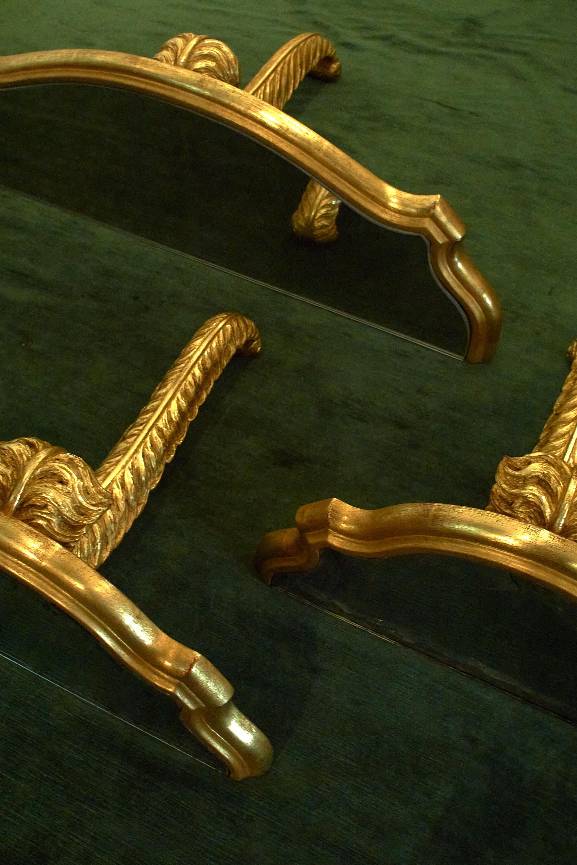 Ensemble de trois supports muraux en bois doré avec plateau en miroir attribués à la Maison Jansen en vente 7