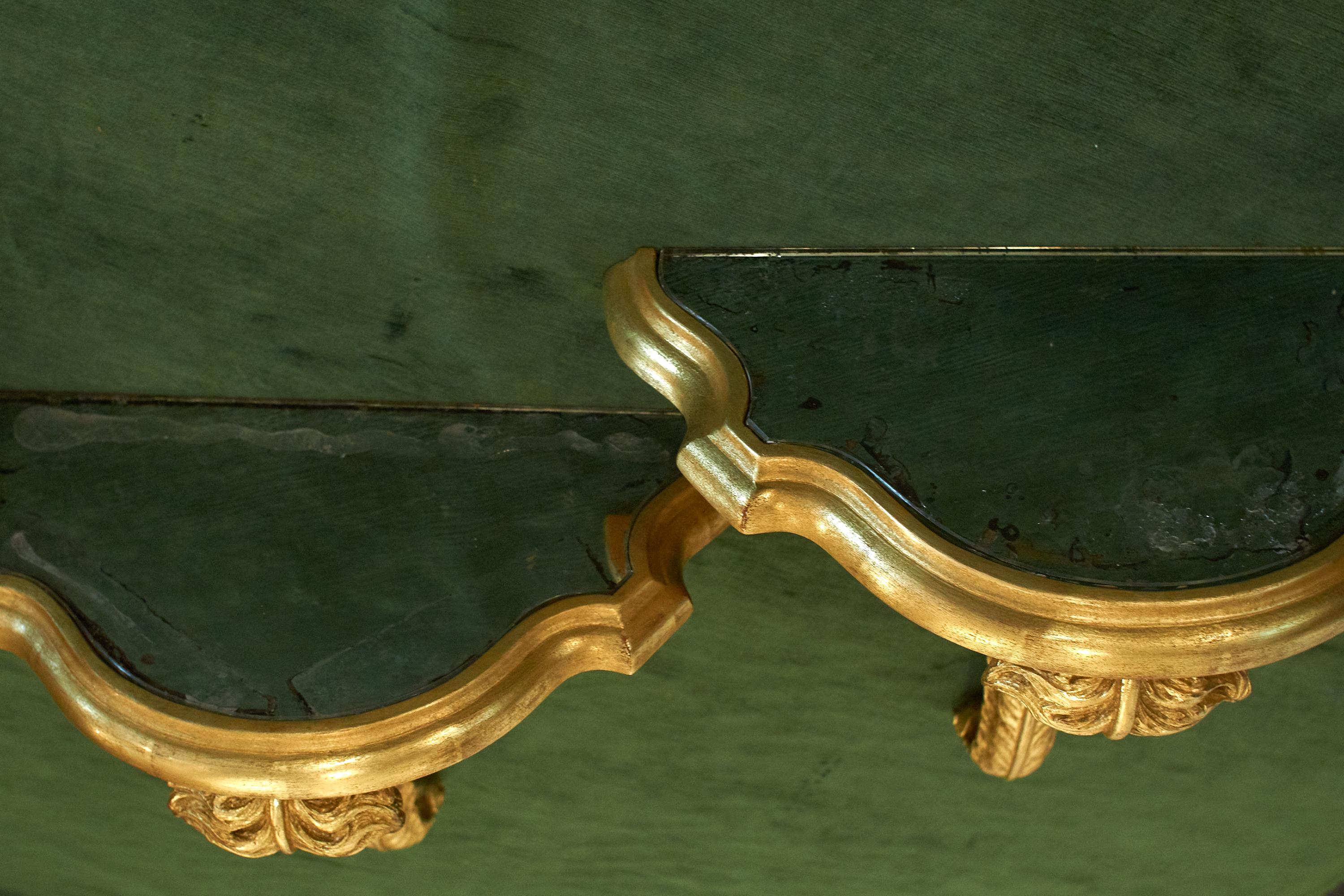 Ensemble de trois supports muraux en bois doré avec plateau en miroir attribués à la Maison Jansen en vente 8