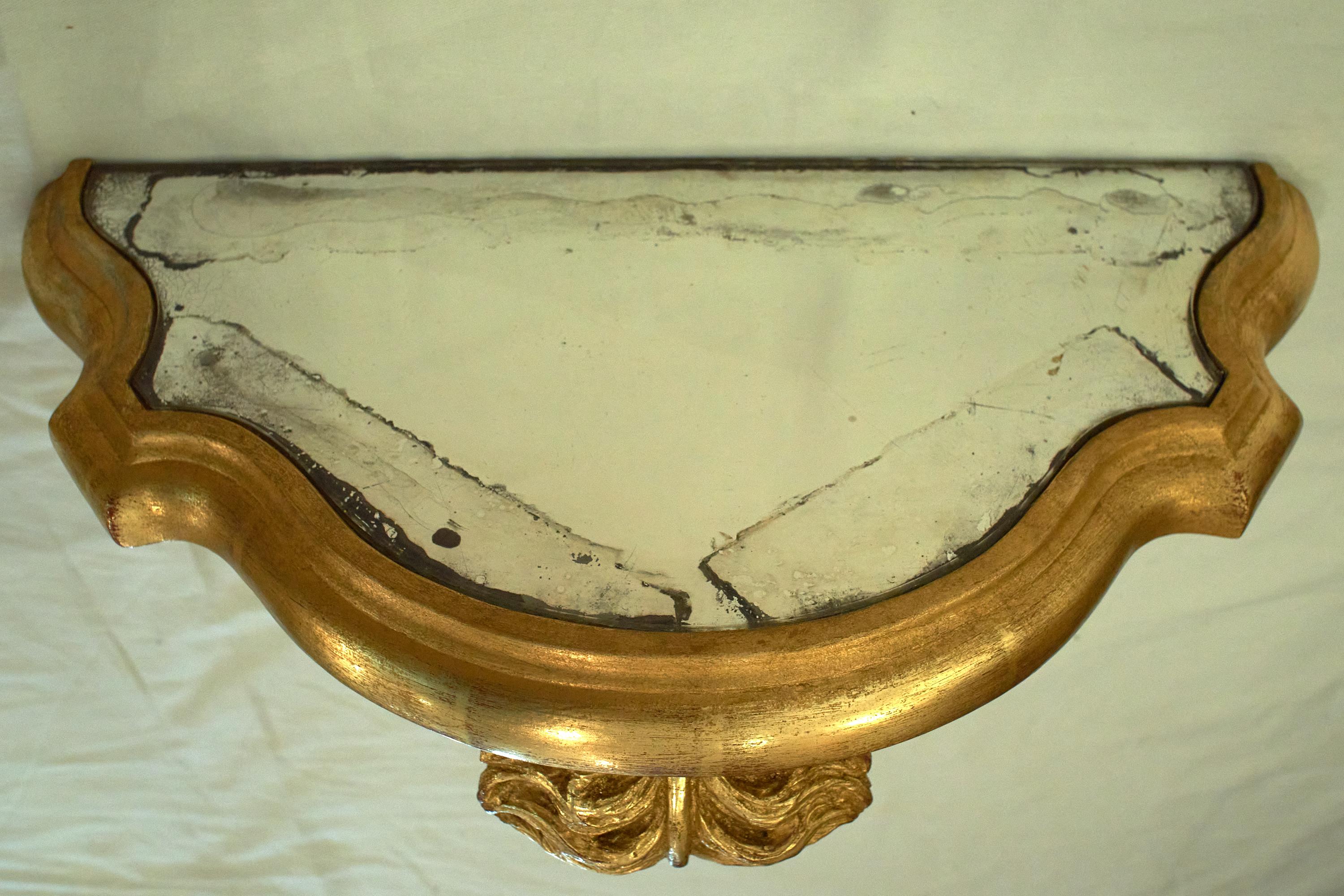 Ensemble de trois supports muraux en bois doré avec plateau en miroir attribués à la Maison Jansen en vente 9