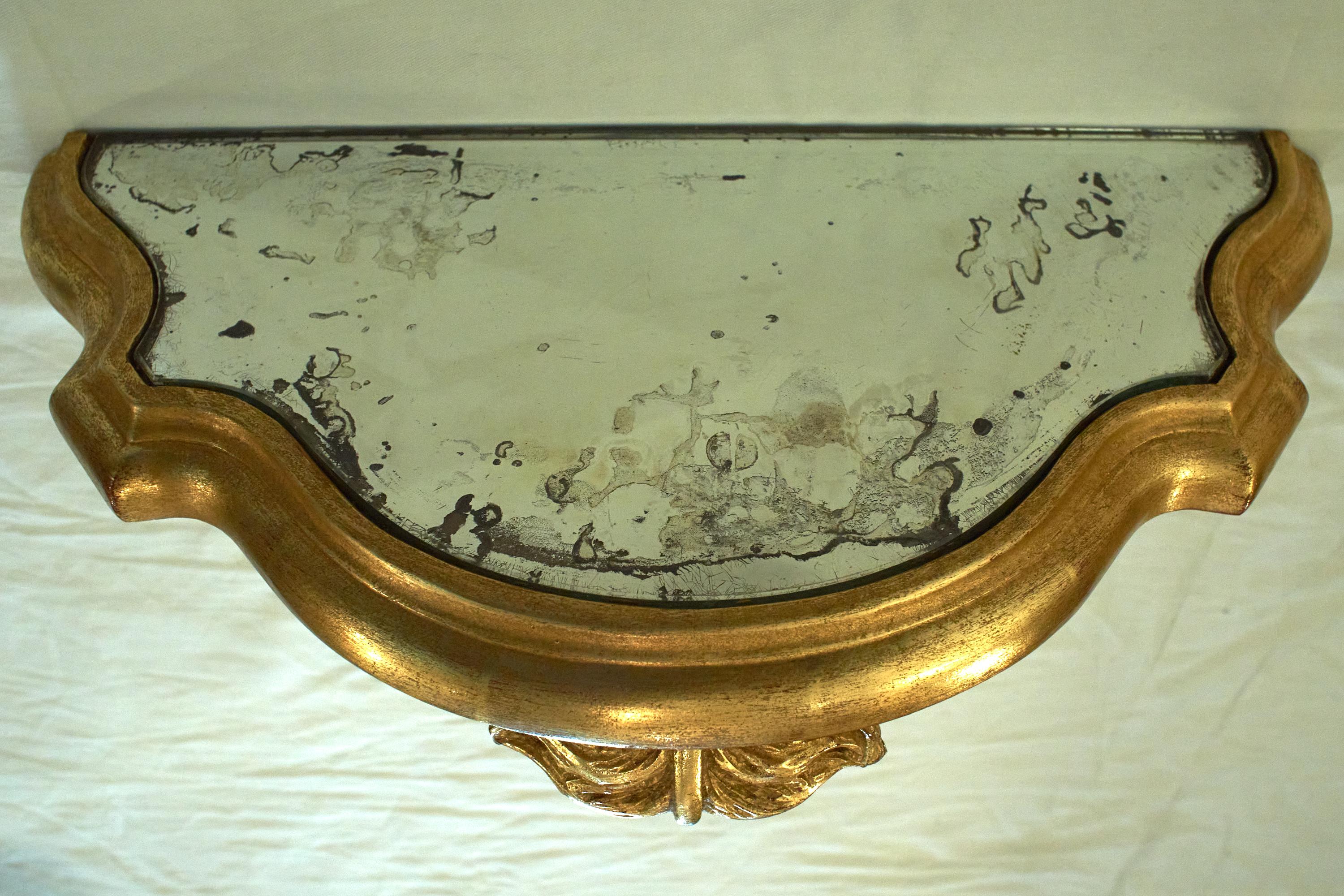 Ensemble de trois supports muraux en bois doré avec plateau en miroir attribués à la Maison Jansen en vente 10