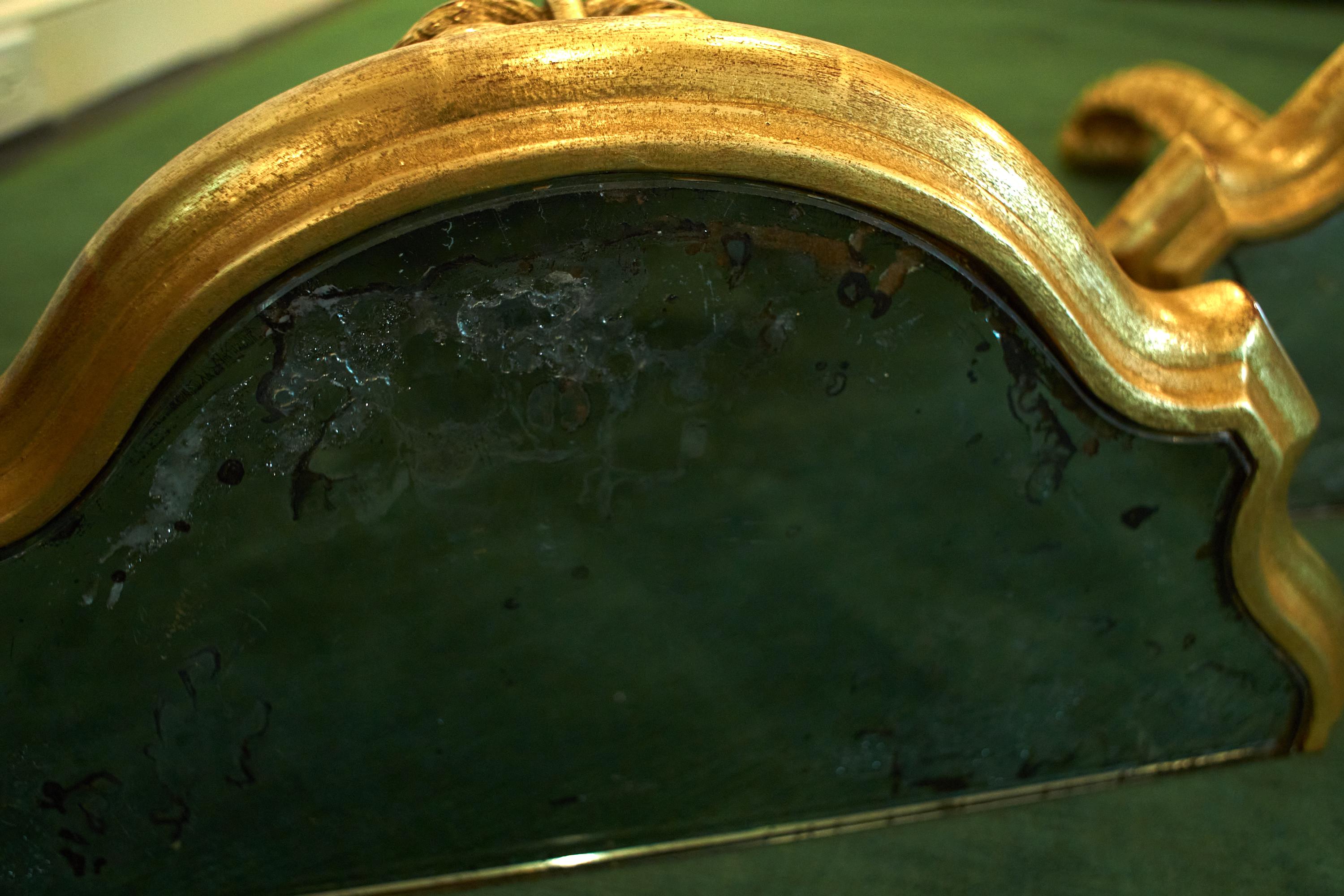 Ensemble de trois supports muraux en bois doré avec plateau en miroir attribués à la Maison Jansen en vente 11