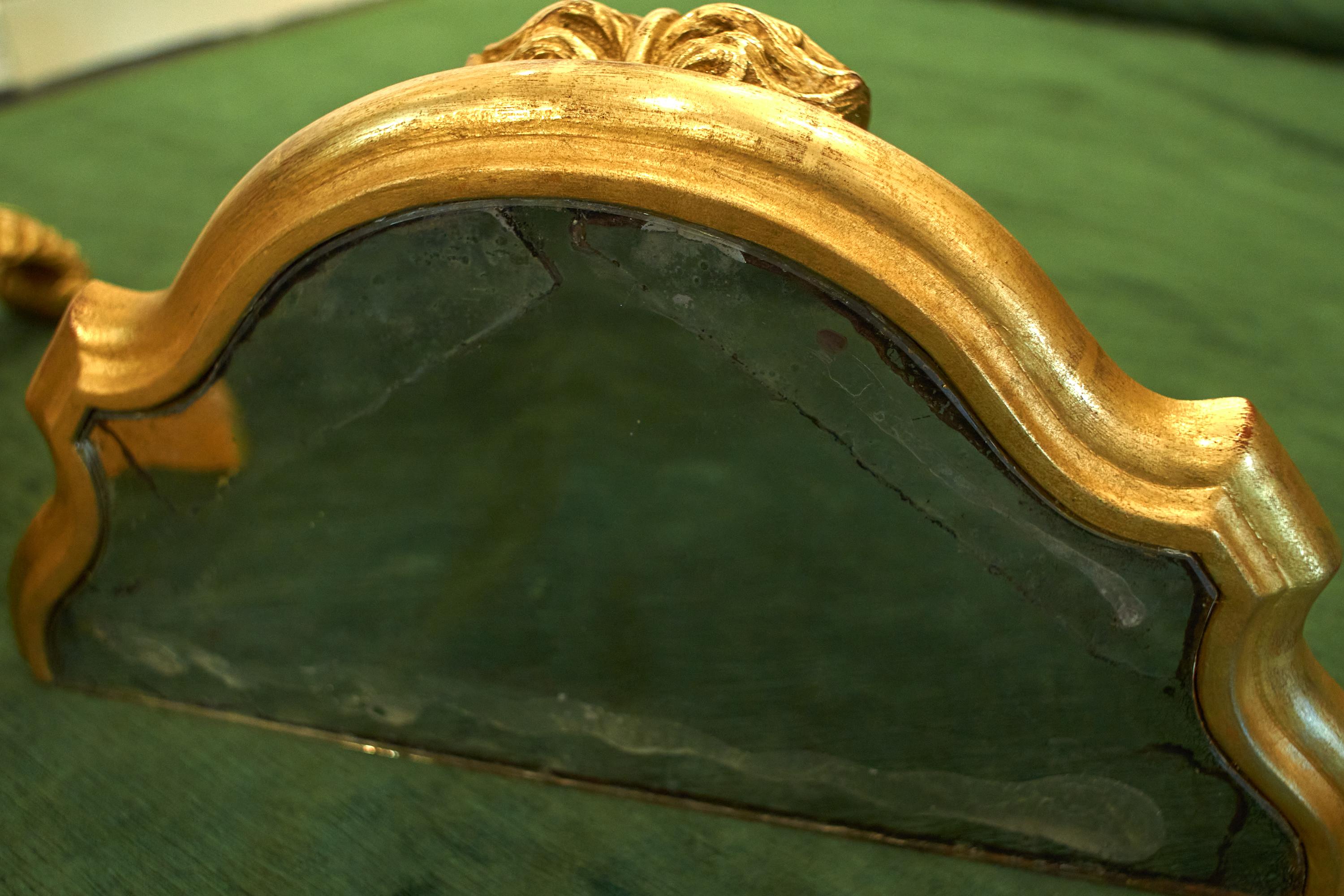 Ensemble de trois supports muraux en bois doré avec plateau en miroir attribués à la Maison Jansen en vente 12