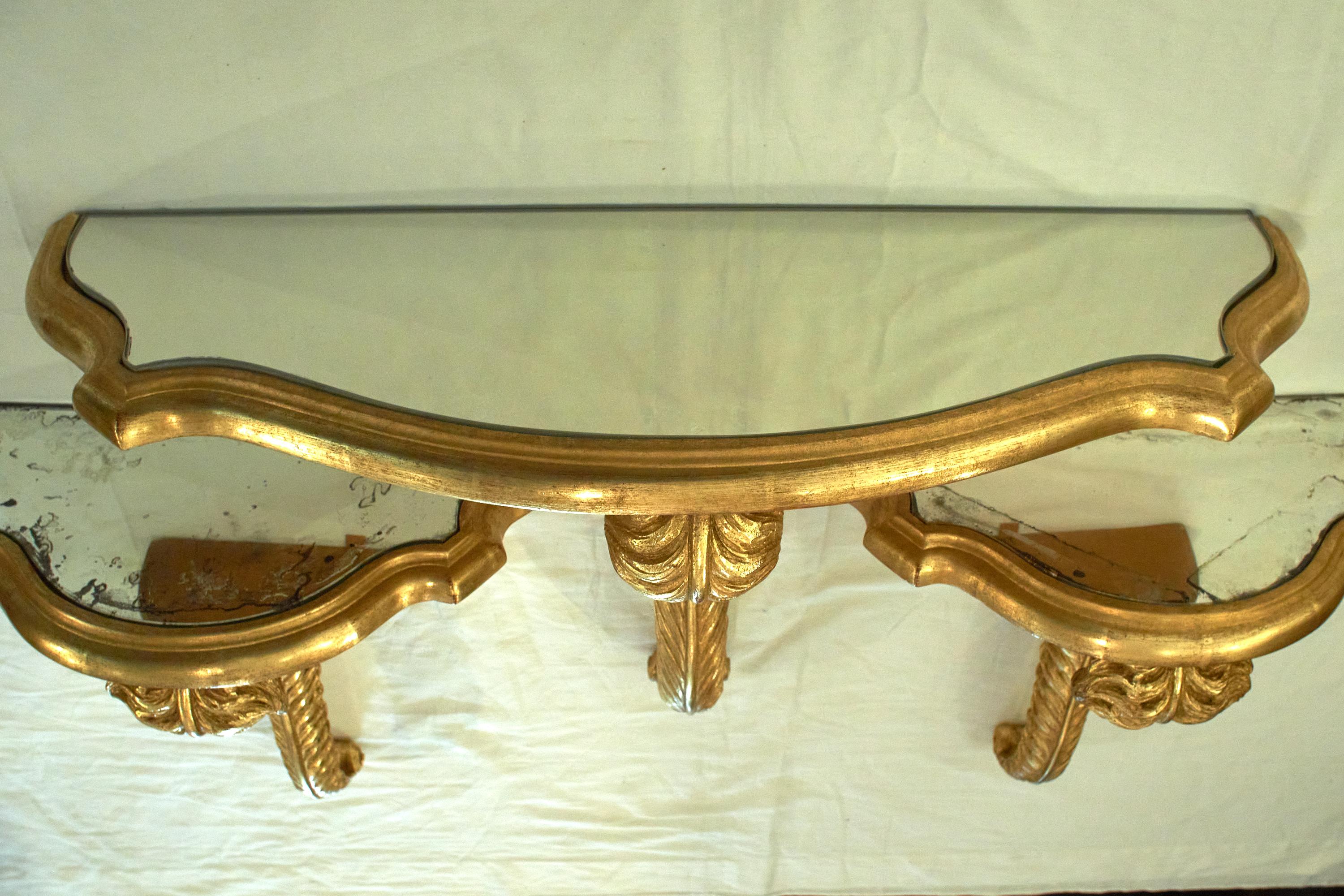 Mid-Century Modern Ensemble de trois supports muraux en bois doré avec plateau en miroir attribués à la Maison Jansen en vente