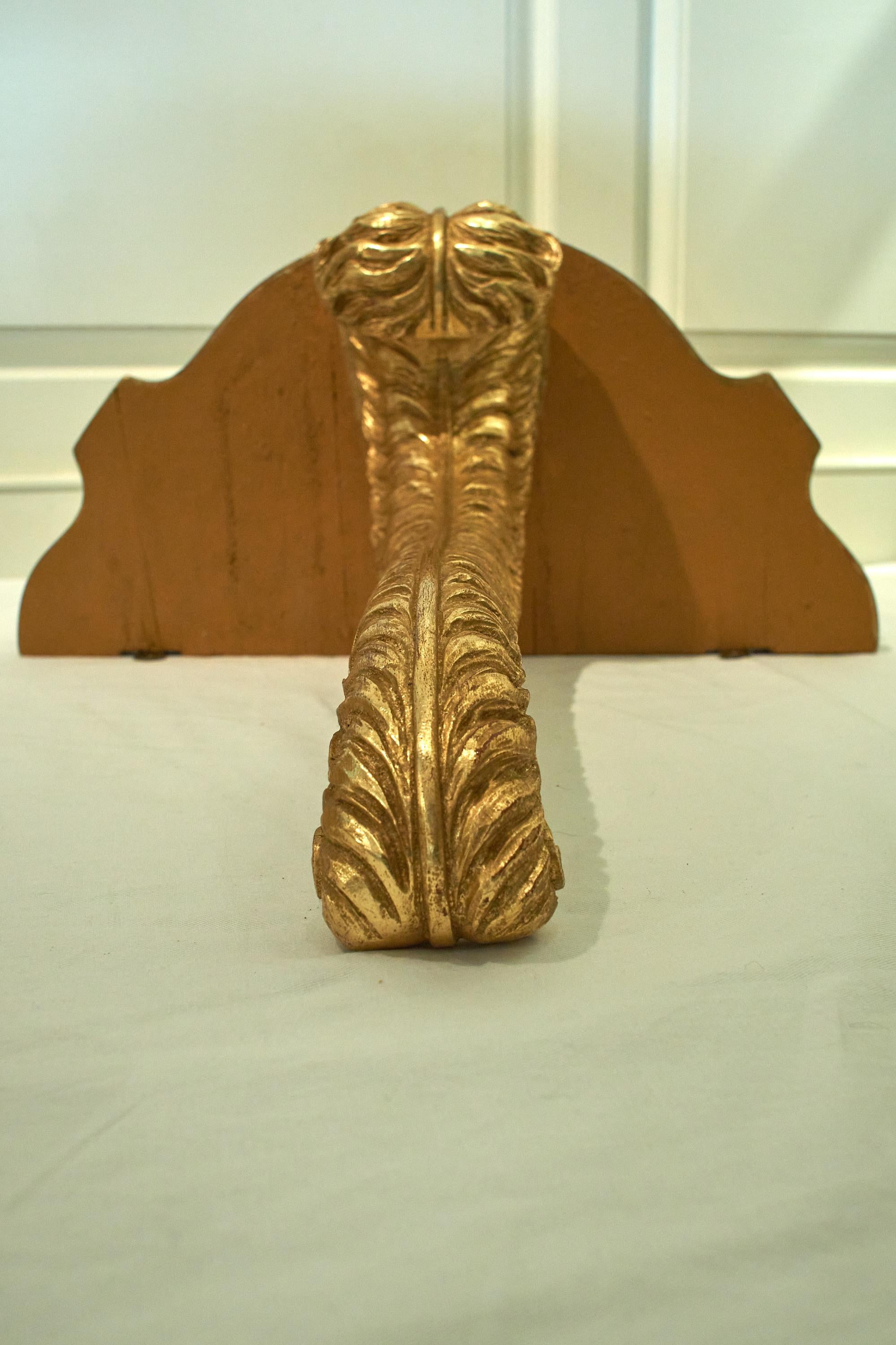 Doré Ensemble de trois supports muraux en bois doré avec plateau en miroir attribués à la Maison Jansen en vente