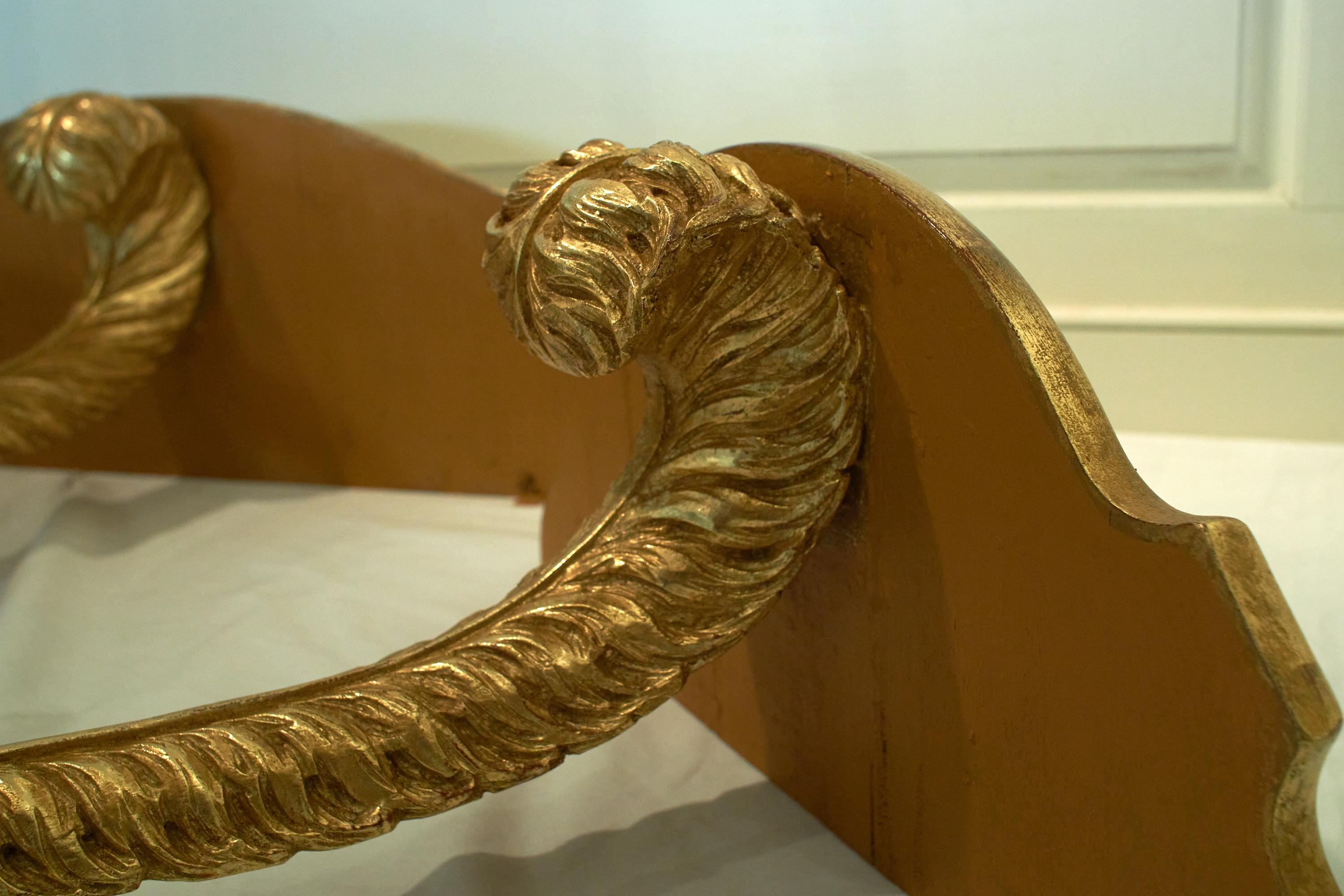 20ième siècle Ensemble de trois supports muraux en bois doré avec plateau en miroir attribués à la Maison Jansen en vente