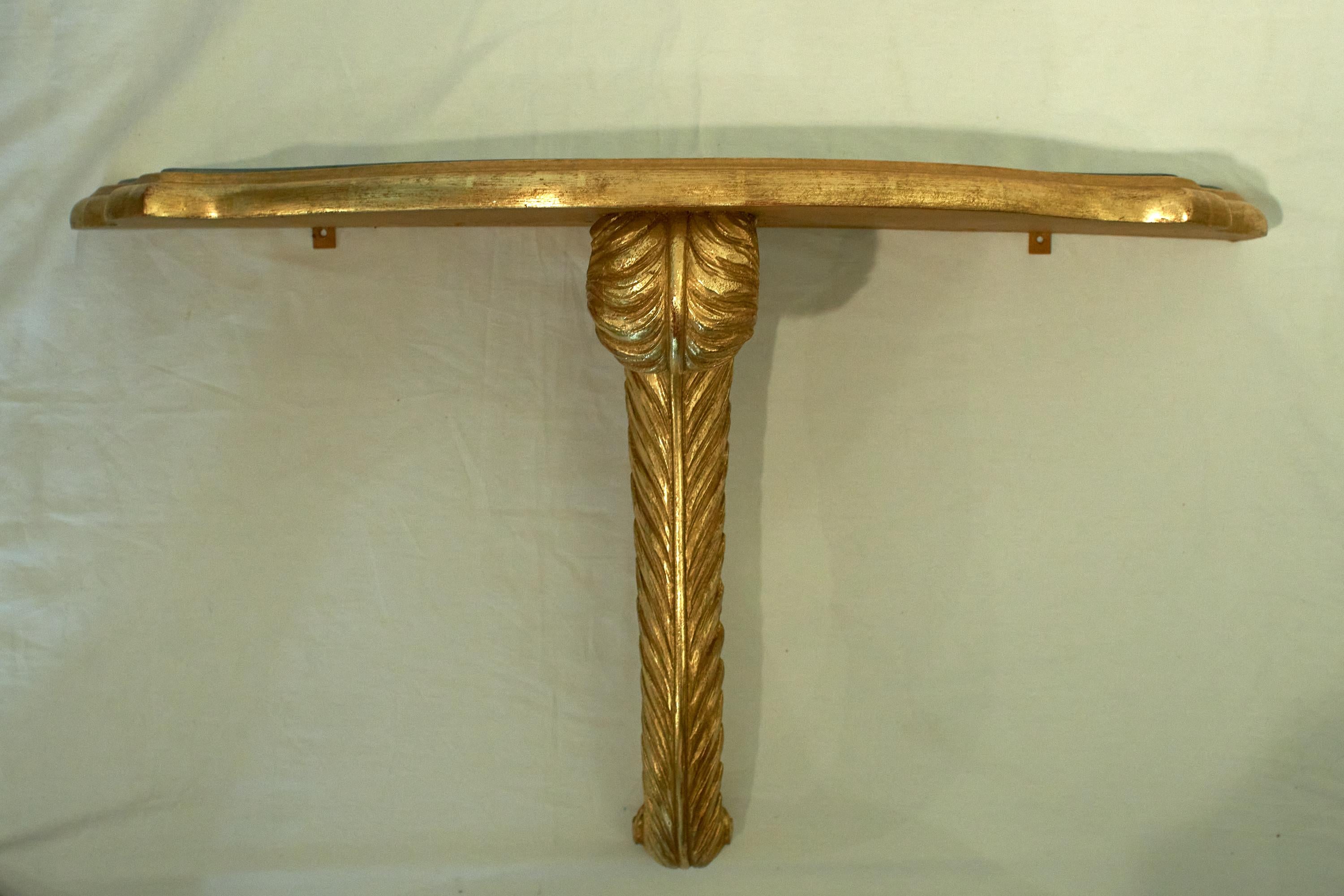 Ensemble de trois supports muraux en bois doré avec plateau en miroir attribués à la Maison Jansen en vente 1