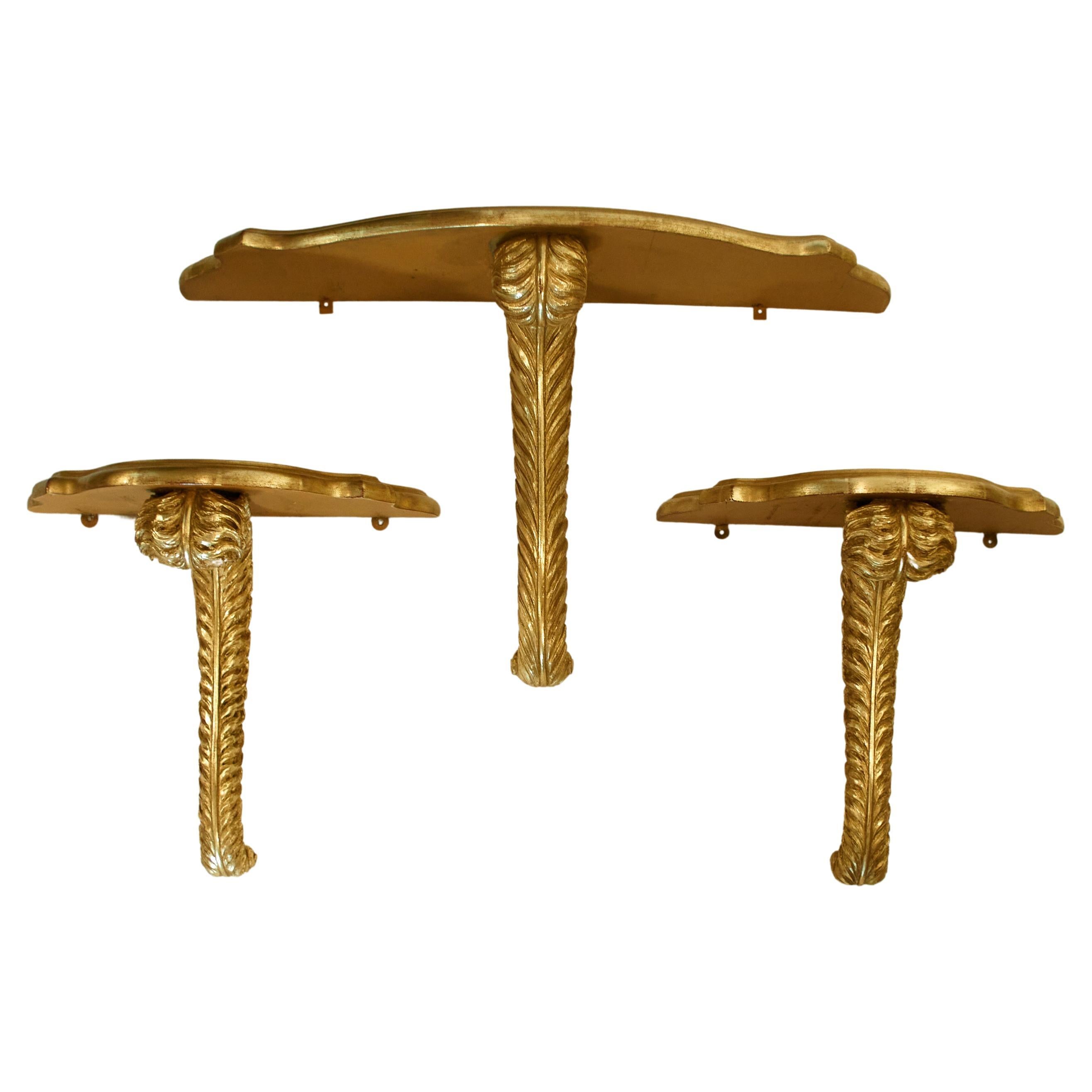 Ensemble de trois supports muraux en bois doré avec plateau en miroir attribués à la Maison Jansen en vente