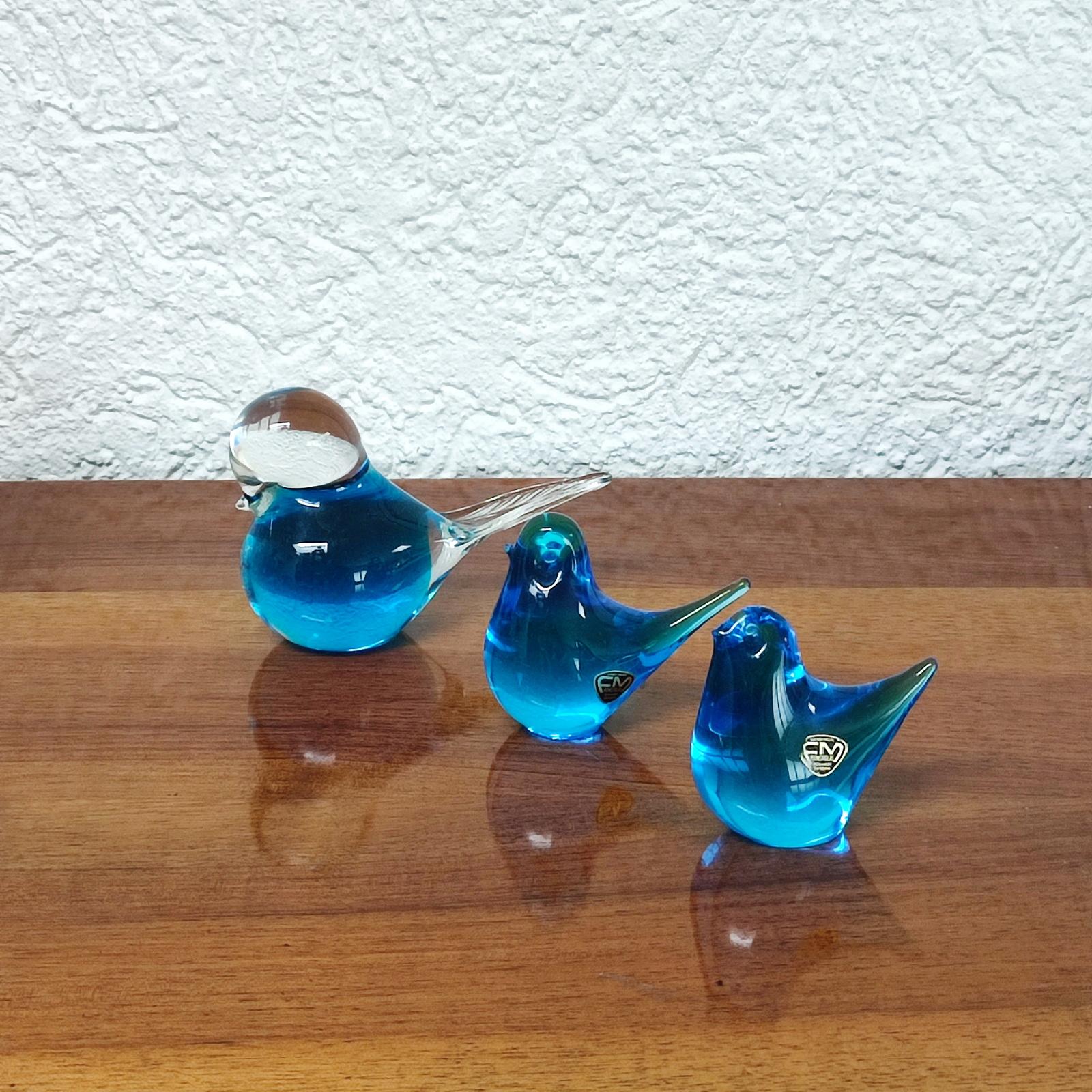 Ein charmantes Set von 3 blauen Kunstglas-Vogel-Briefbeschwerer-Figuren von FM Ronneby, Schweden. Diese exquisiten Vintage-Ornamente verleihen jedem Raum einen Hauch von Eleganz. Diese mit Präzision gefertigten Vogelfiguren zeugen von der Glaskunst