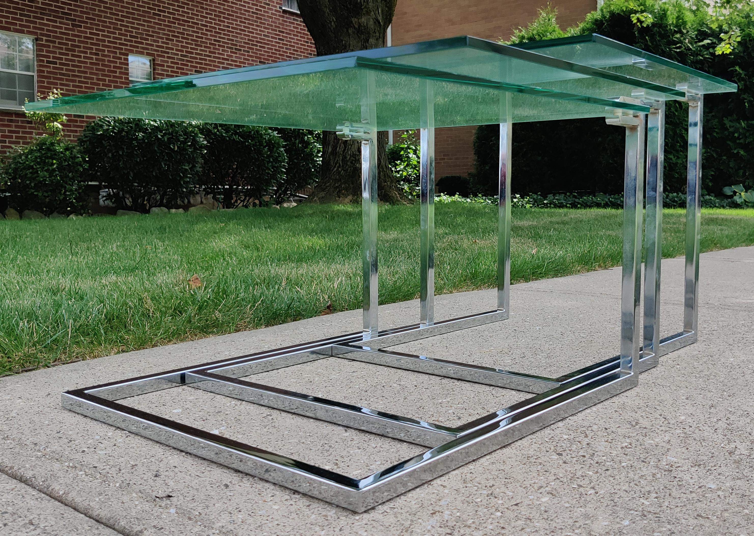 Set aus drei Schachteltischen aus Glas und verchromtem Stahl des Design Institute America im Angebot 5