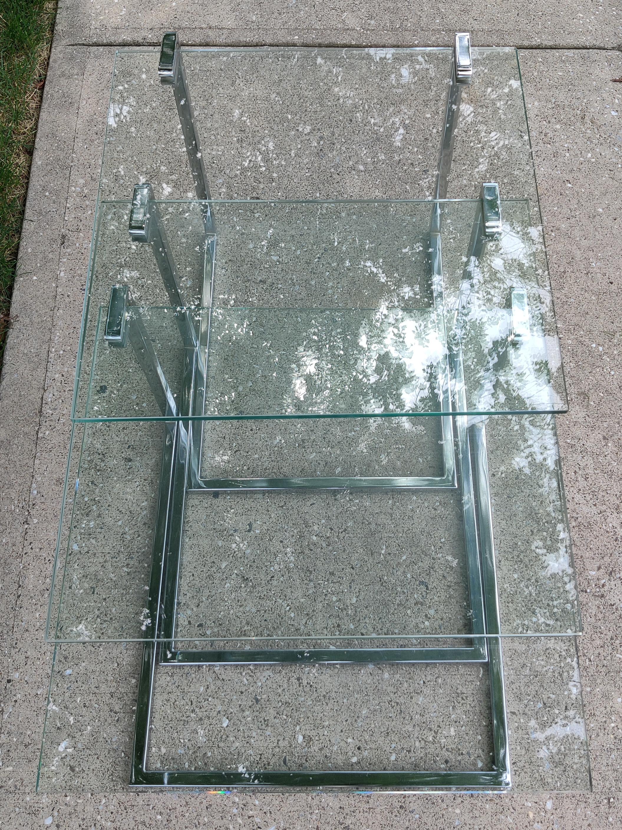 Set aus drei Schachteltischen aus Glas und verchromtem Stahl des Design Institute America (Moderne der Mitte des Jahrhunderts) im Angebot