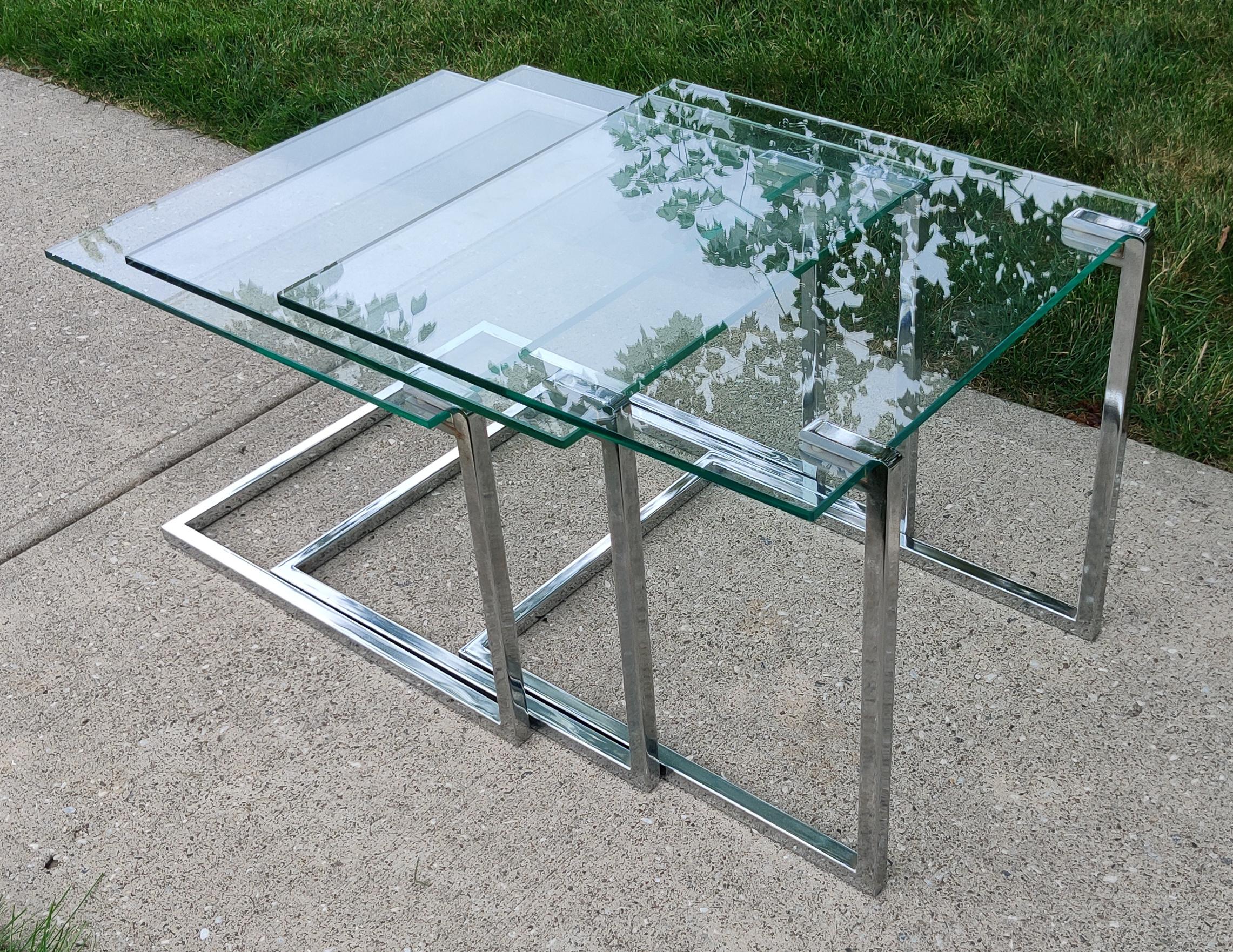 Set aus drei Schachteltischen aus Glas und verchromtem Stahl des Design Institute America (Ende des 20. Jahrhunderts) im Angebot