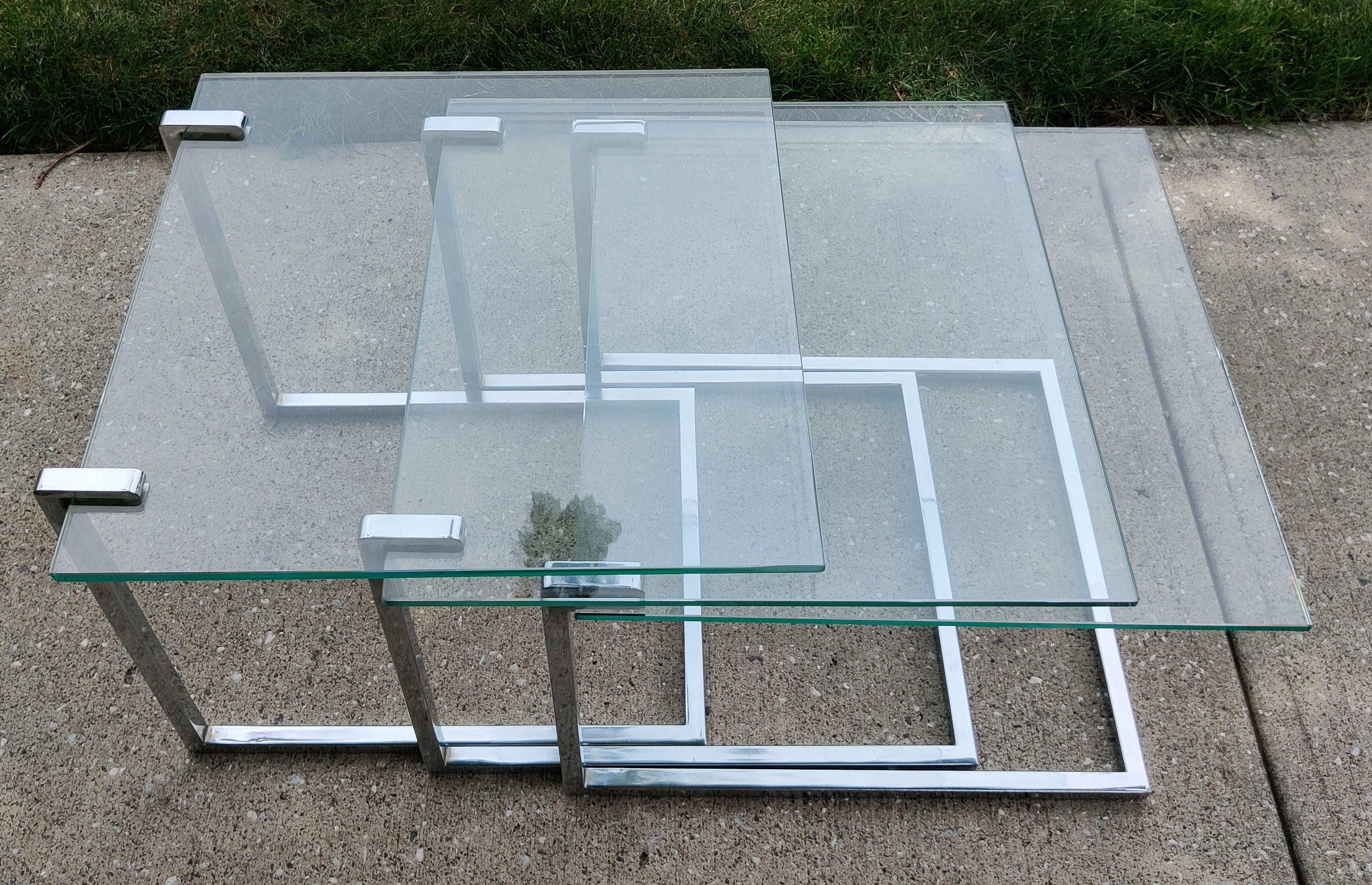 Set aus drei Schachteltischen aus Glas und verchromtem Stahl des Design Institute America im Angebot 2